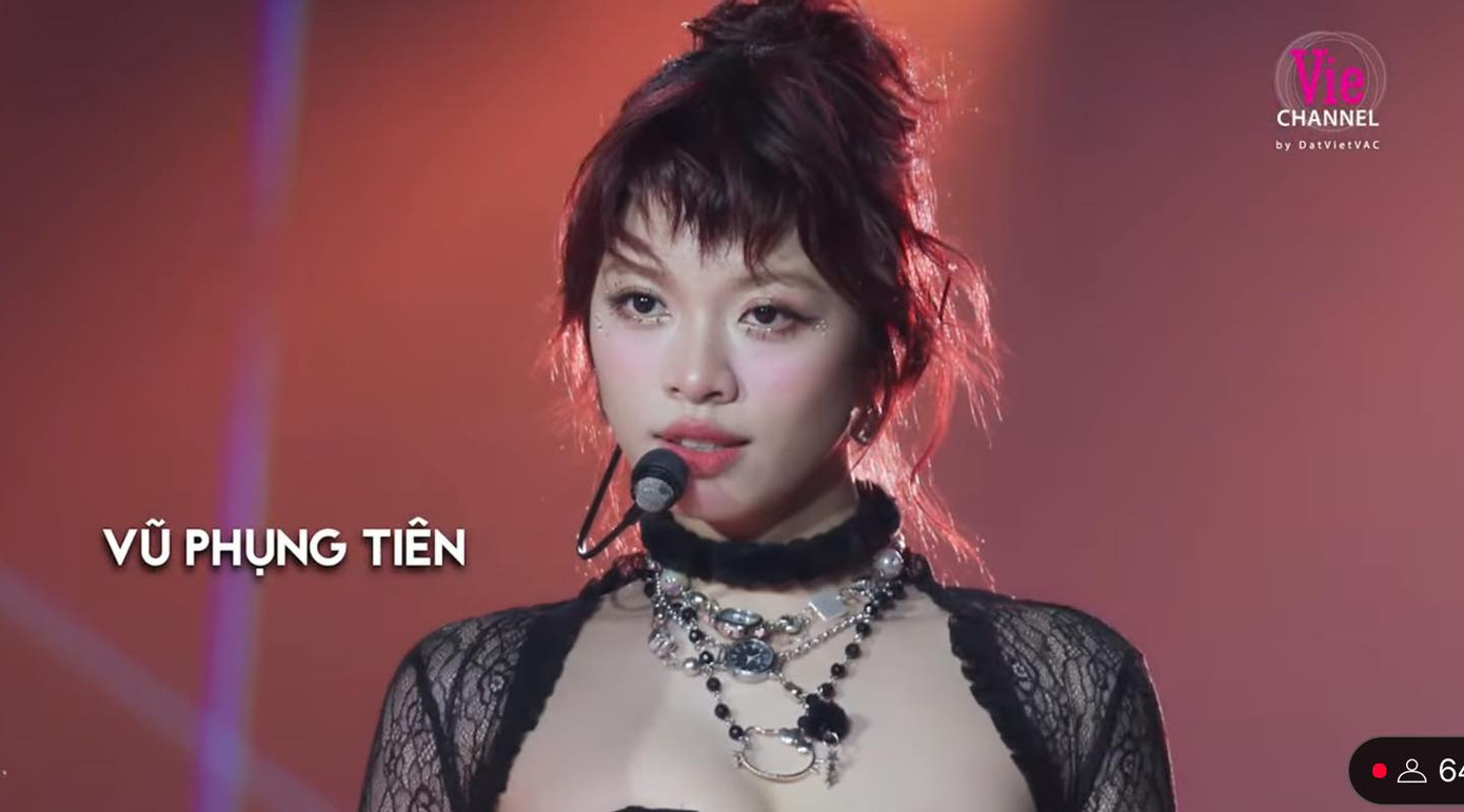 Vũ Phụng Tiên từng xuất hiện tại Sóng với tư cách là 1 trong 30 Em Xinh. Vũ Phụng Tiên từng xuất hiện tại Sóng với tư cách là 1 trong 30 Em Xinh.