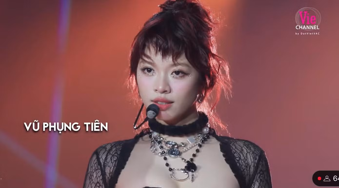 Vũ Phụng Tiên từng xuất hiện tại Sóng với tư cách là 1 trong 30 Em Xinh.