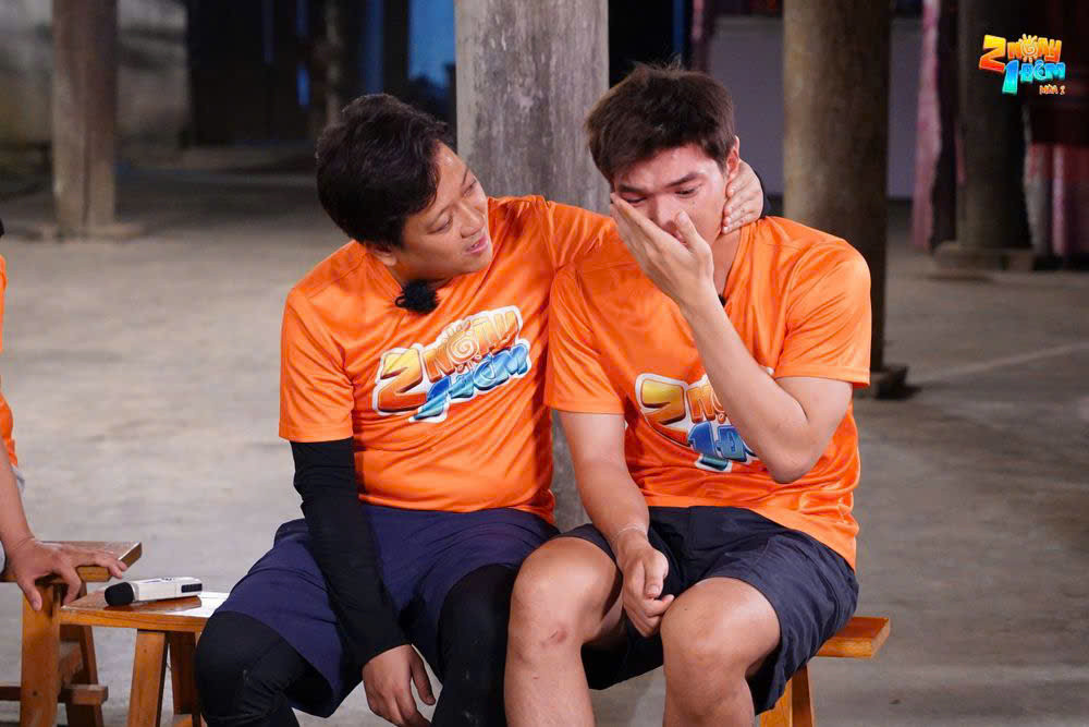 Hóa ra trong mắt anh cả, cậu chàng rapper luôn là một bạn trẻ lễ phép, ngoan hiền. Hóa ra trong mắt anh cả, cậu chàng rapper luôn là một bạn trẻ lễ phép, ngoan hiền.