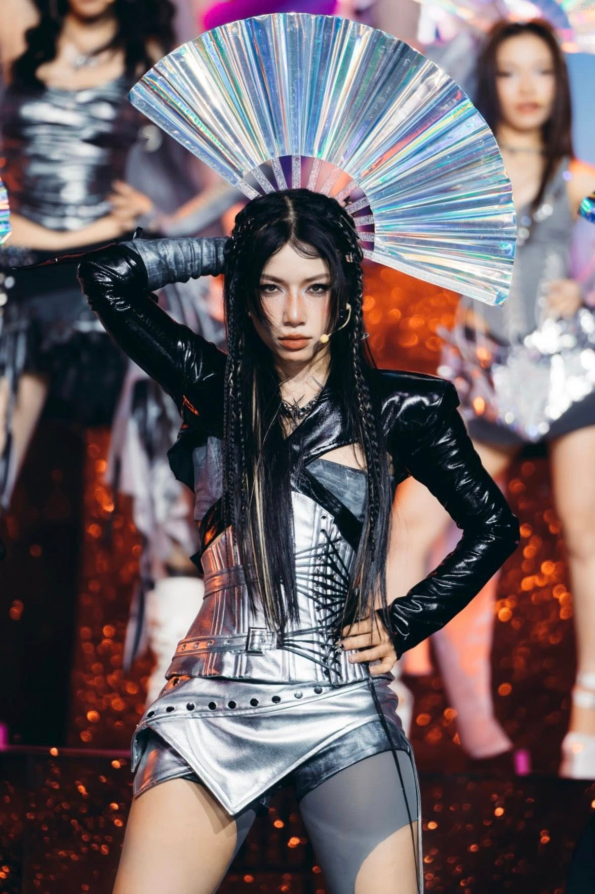 Trong tiết mục AAA của Liên Quân 2, Lyhan khiến khán giả “bùng nổ” với vũ đạo điêu luyện, biểu cảm cuốn hút.