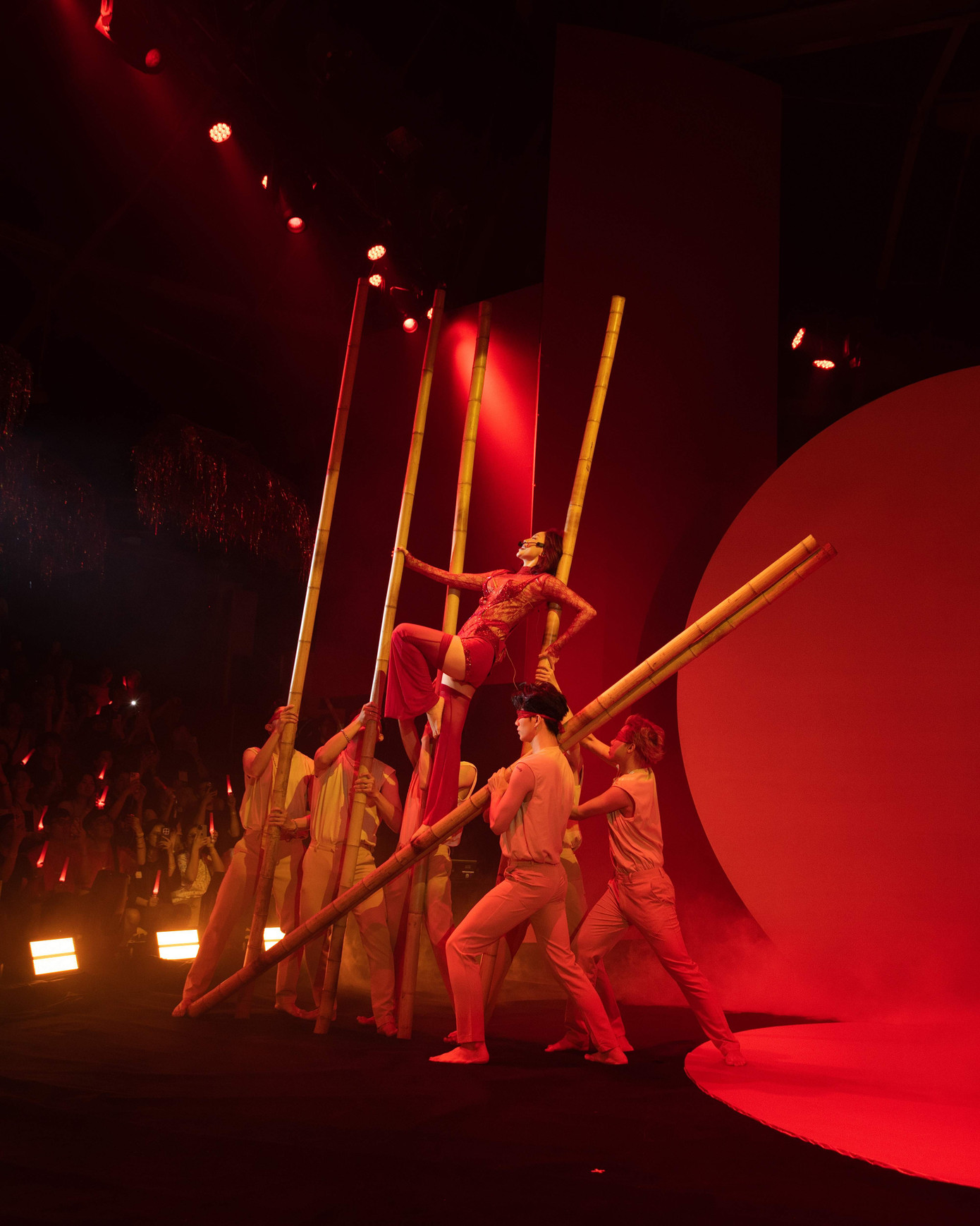 Một tiết mục vừa mang tính trình diễn cao, vừa giàu bản sắc và cá tính. Một tiết mục vừa mang tính trình diễn cao, vừa giàu bản sắc và cá tính.