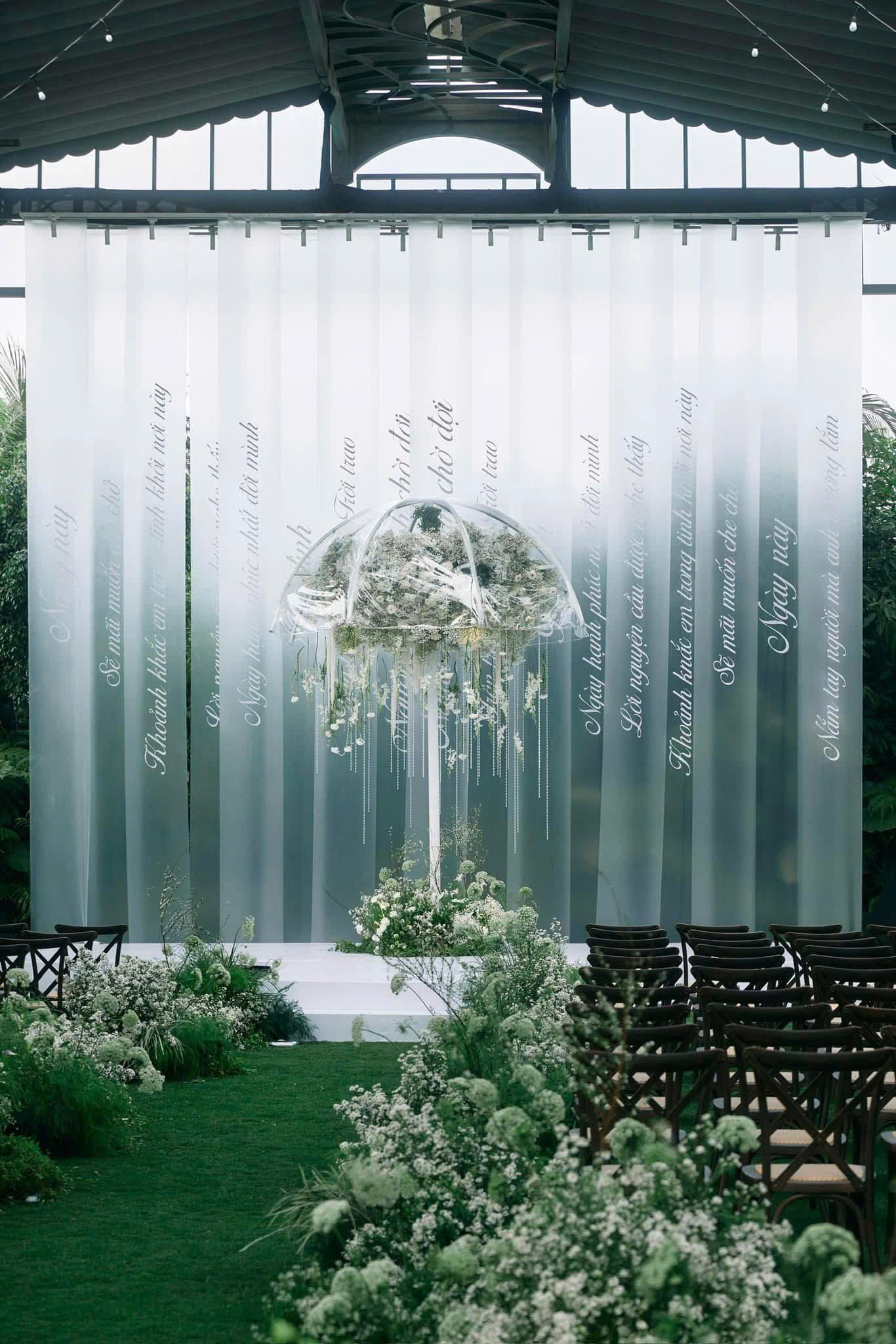 Tông xanh - trắng làm chủ đạo chính.