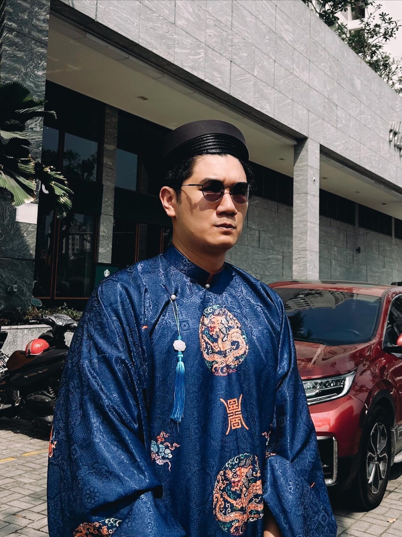 Áo dài nam kết hợp khăn đóng hoặc họa tiết cổ điển tôn lên vẻ thanh lịch, mạnh mẽ. Nguồn: @hiepnd1501