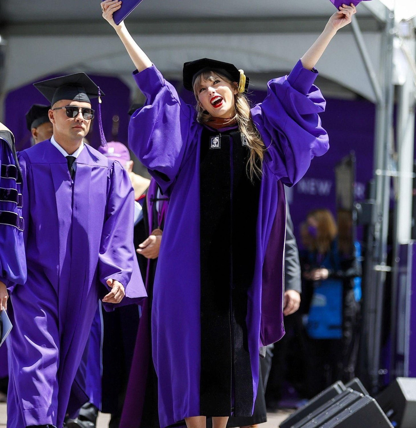 Drew diện hẳn lễ phục cử nhân hộ tống "Thúy Loan" nhận bằng Tiến sĩ. Drew diện hẳn lễ phục cử nhân hộ tống "Thúy Loan" nhận bằng Tiến sĩ.