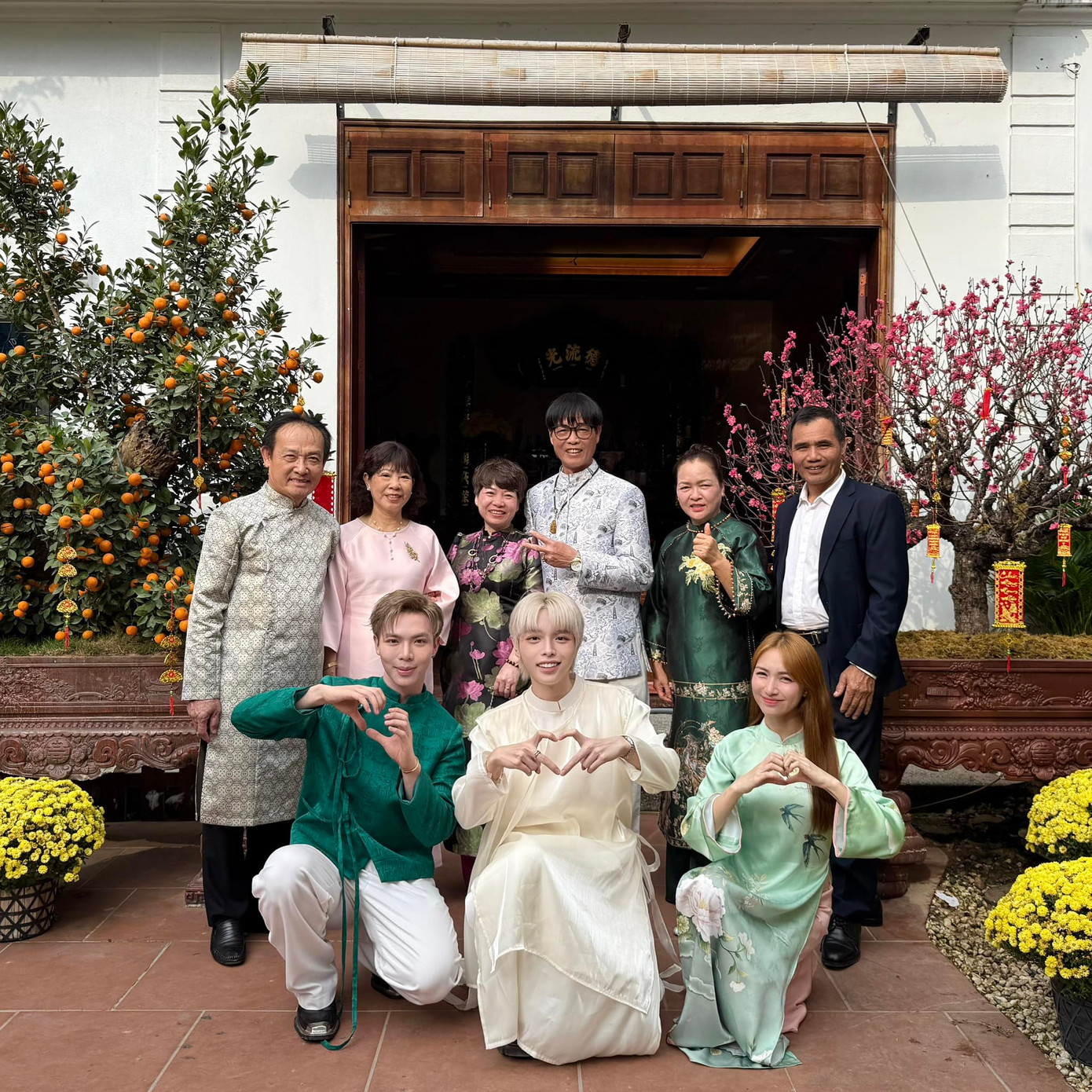 Đại gia đình Hoa Dâm Bụt gồm Hòa Minzy, Đức Phúc, ERIK và các bố mẹ. Ảnh: Đức Phúc Đại gia đình Hoa Dâm Bụt gồm Hòa Minzy, Đức Phúc, ERIK và các bố mẹ. Ảnh: Đức Phúc