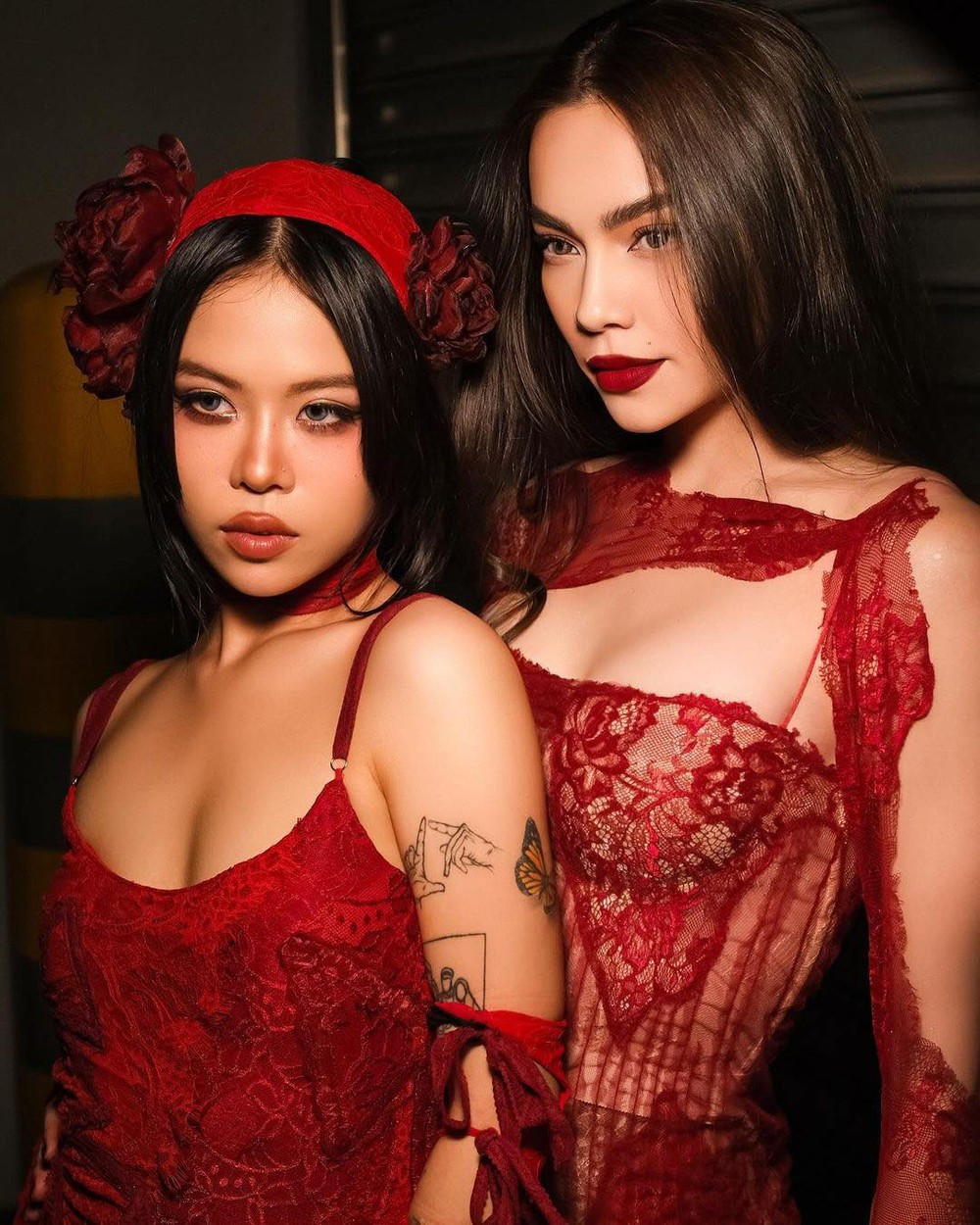 Trước đó, tlinh cũng có dịp song ca và &quot;đọ sắc&quot; cùng &quot;nữ hoàng giải trí&quot; Hồ Ngọc Hà. Cả hai cùng chọn kiểu makeup và trang phục toát lên vẻ đẹp sắc sảo, quyến rũ.