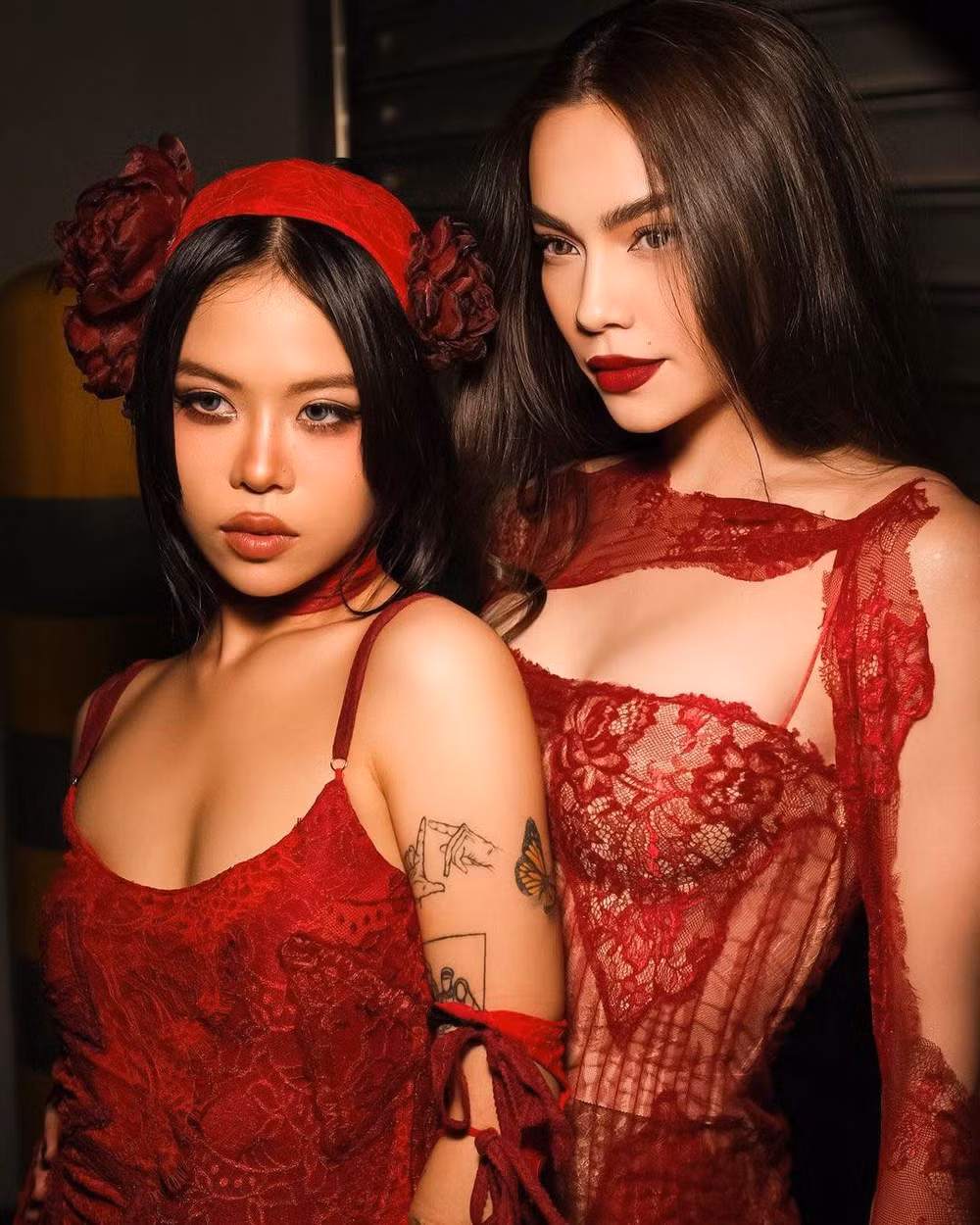 Trước đó, tlinh cũng có dịp song ca và "đọ sắc" cùng "nữ hoàng giải trí" Hồ Ngọc Hà. Cả hai cùng chọn kiểu makeup và trang phục toát lên vẻ đẹp sắc sảo, quyến rũ.