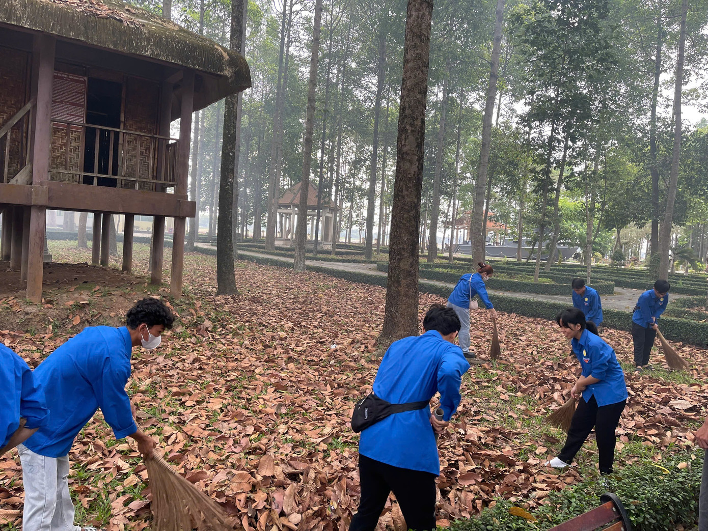 Các bạn đoàn viên còn tham gia dọn dẹp vệ sinh, chỉnh trang khuôn viên khu lưu niệm, góp phần tôn tạo mỹ quan nơi đây. Ảnh: Trang báo sinh viên Trường Đại học An Giang