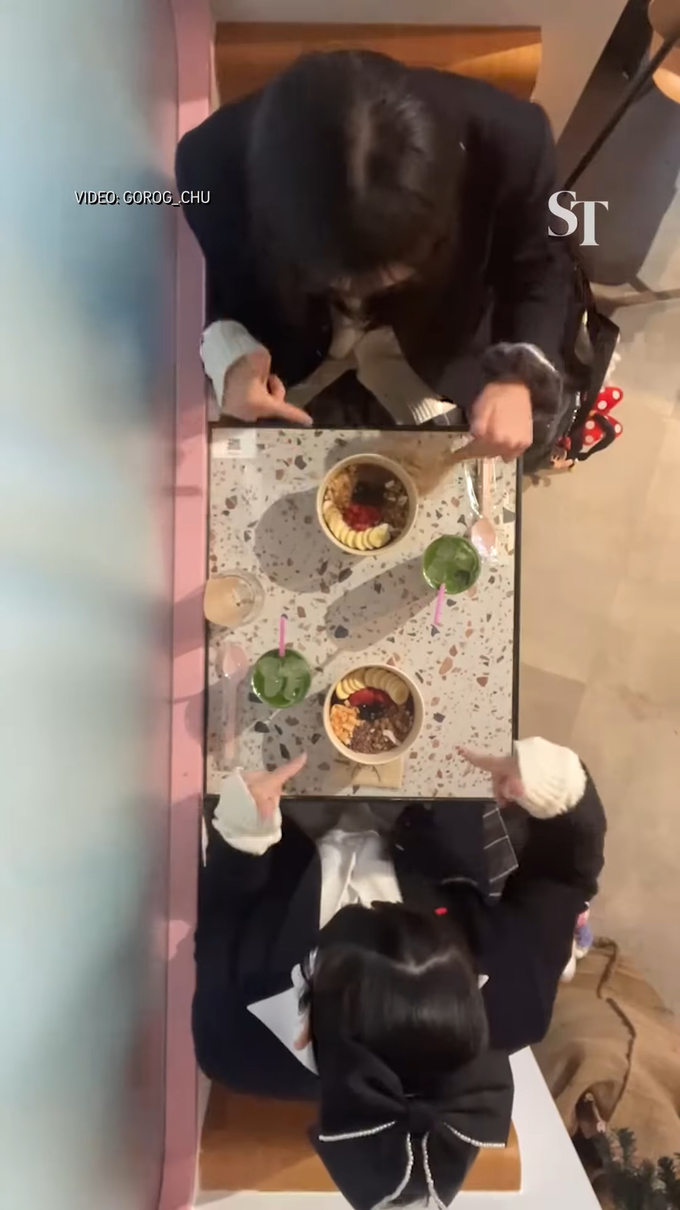 Nhiều người cho rằng đặt điện thoại trên phần giá lưới sẽ an toàn hơn vì tránh được tình huống bị đổ nước vào điện thoại khi ăn. Ảnh: @straitstimesonline Nhiều người cho rằng đặt điện thoại trên phần giá lưới sẽ an toàn hơn vì tránh được tình huống bị đổ nước vào điện thoại khi ăn. Ảnh: @straitstimesonline