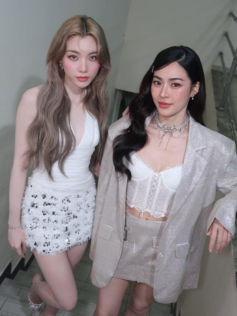 Không chỉ gây sốt trên màn ảnh, những tương tác tự nhiên ngoài đời của cả hai đã thu về lượng lớn fan quốc tế, trong đó có fan Việt Nam. Không chỉ gây sốt trên màn ảnh, những tương tác tự nhiên ngoài đời của cả hai đã thu về lượng lớn fan quốc tế, trong đó có fan Việt Nam.