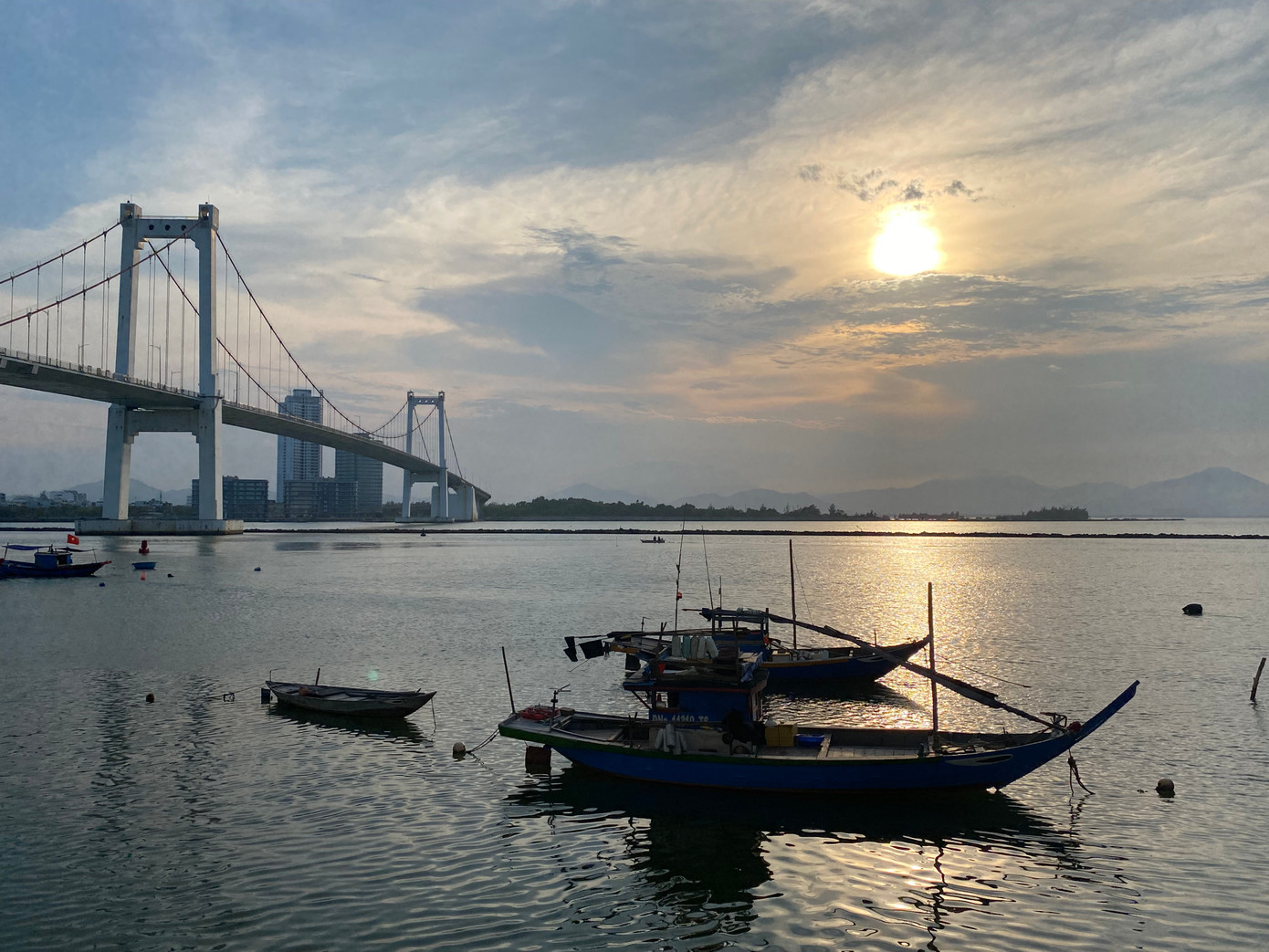 Ánh hoàng hôn phản chiếu lấp lánh trên mặt sông, hòa cùng những chiếc thuyền nhỏ lững lờ trôi, tạo nên một bức tranh yên bình giữa lòng thành phố. Ảnh: Hữu Tùng