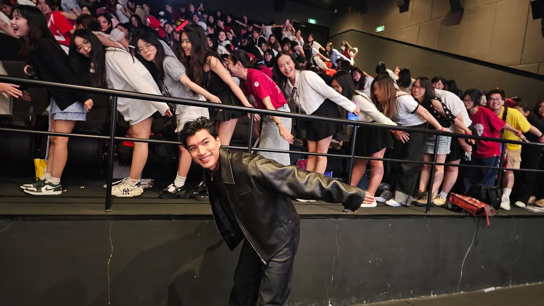 HIEUTHUHAI cùng người hâm mộ "đu trend". HIEUTHUHAI cùng người hâm mộ "đu trend".