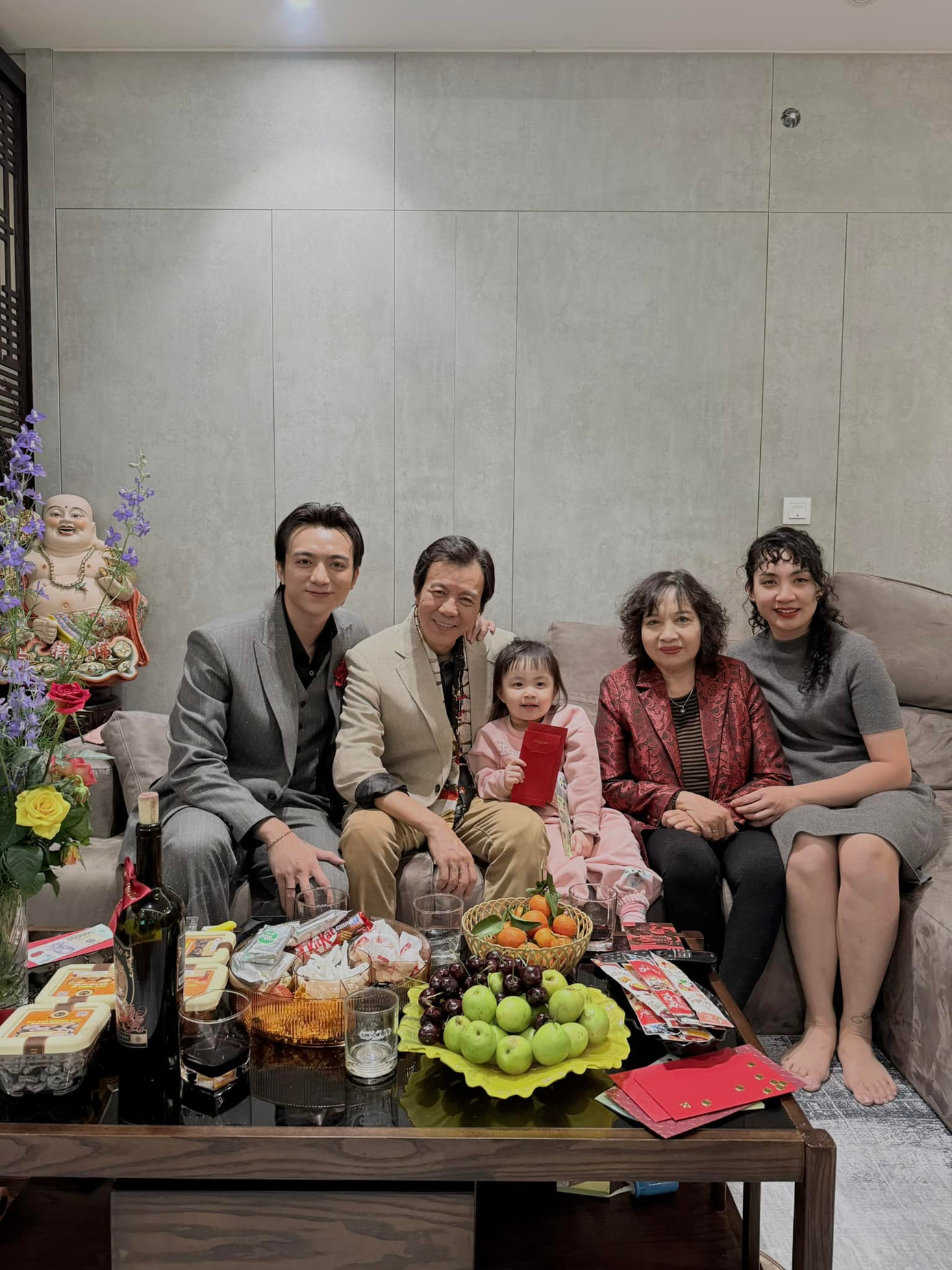 SOOBIN đón Tết cùng gia đình. SOOBIN đón Tết cùng gia đình.