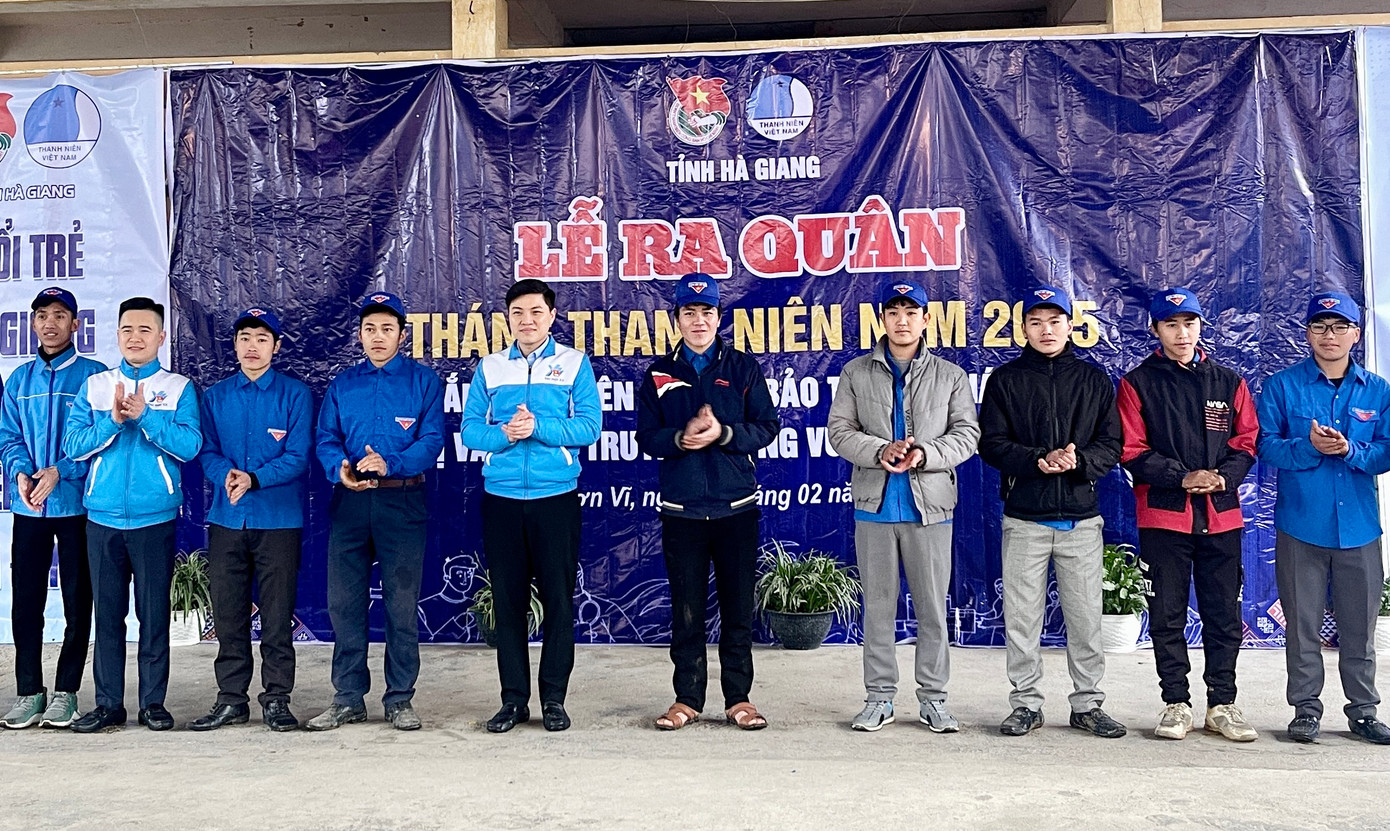 Tại lễ ra quân, Tỉnh đoàn đã thành lập và ra mắt đội thanh niên tình nguyện xóa nhà tạm, nhà dột nát. Ảnh: Tỉnh đoàn Hà Giang Tại lễ ra quân, Tỉnh đoàn đã thành lập và ra mắt đội thanh niên tình nguyện xóa nhà tạm, nhà dột nát. Ảnh: Tỉnh đoàn Hà Giang