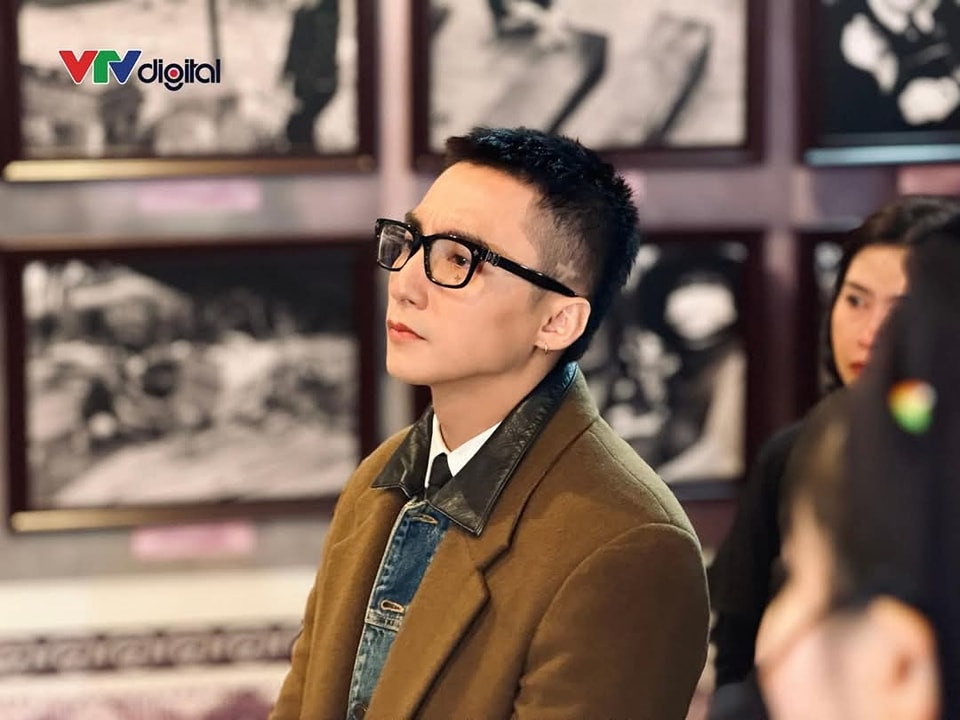 Nam ca sĩ lặng người trước nỗi mất mát mà bà con Làng Nủ phải trải qua. Ảnh: VTV Digital Nam ca sĩ lặng người trước nỗi mất mát mà bà con Làng Nủ phải trải qua. Ảnh: VTV Digital