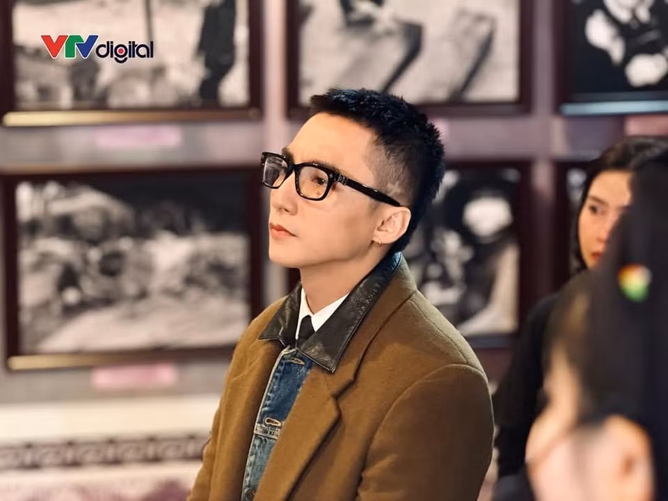 Nam ca sĩ lặng người trước nỗi mất mát mà bà con Làng Nủ phải trải qua. Ảnh: VTV Digital