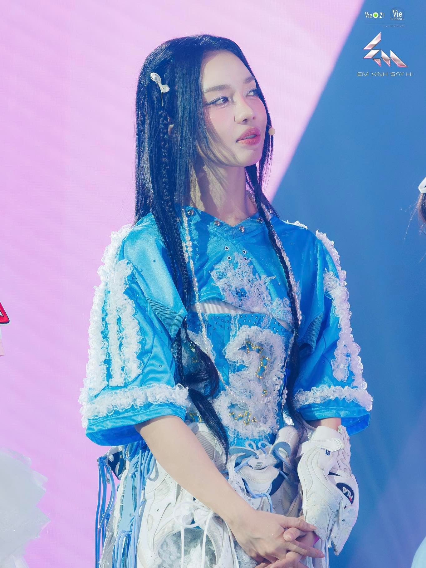 Thời lượng hát ít ỏi trong vòng đấu Liên quân khiến màn &quot;chào sân&quot; của Hoàng Duyên nhạt nhòa so với kỳ vọng.