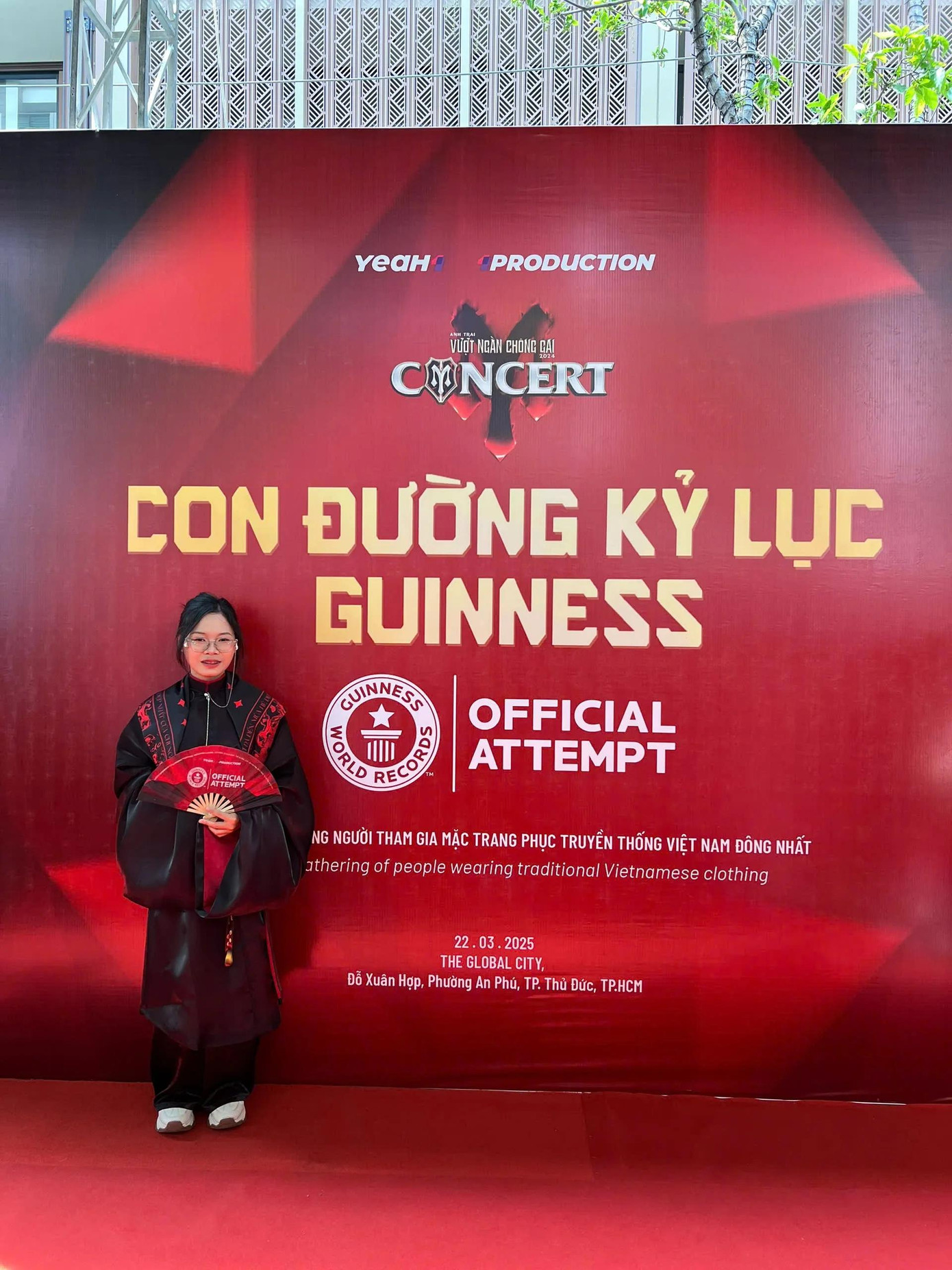 Việt phục cách tân hiện đại, phối cùng giày thể thao năng động. Nguồn: @cathu.03.