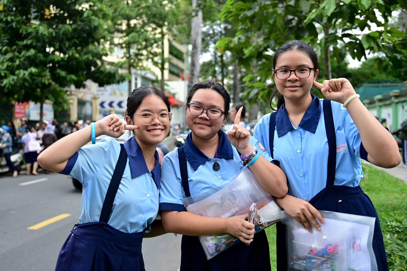 Thủ khoa trong mắt hội bạn thân là người &quot;siêu tếu và hiền như cục bột&quot; (Gia Thụy, Bảo Hân phía tay trái). Ảnh: NVCC