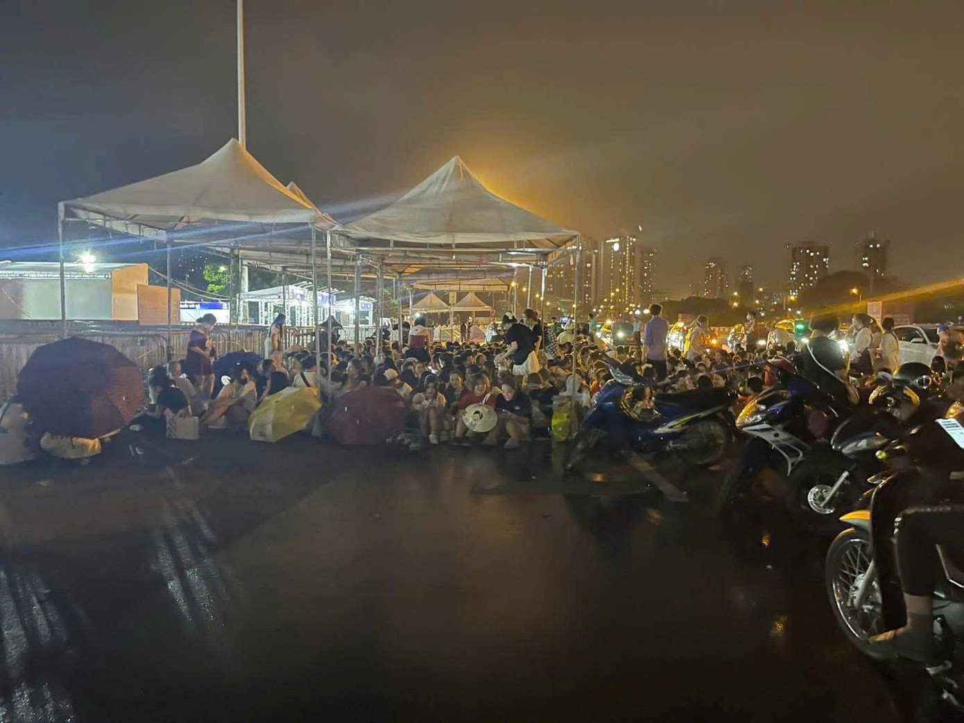 Khán giả bất chấp thời tiết không thuận lợi, vẫn xếp hàng xuyên đêm. Nguồn: Hà Nội News Khán giả bất chấp thời tiết không thuận lợi, vẫn xếp hàng xuyên đêm. Nguồn: Hà Nội News