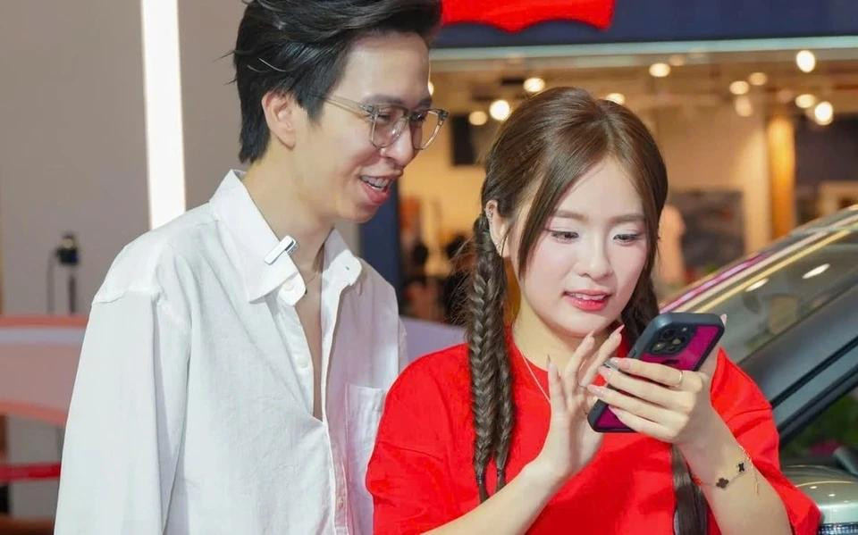 Cuộc chia tay của cặp đôi gây ra nhiều ồn ào quá mức. Cuộc chia tay của cặp đôi gây ra nhiều ồn ào quá mức.