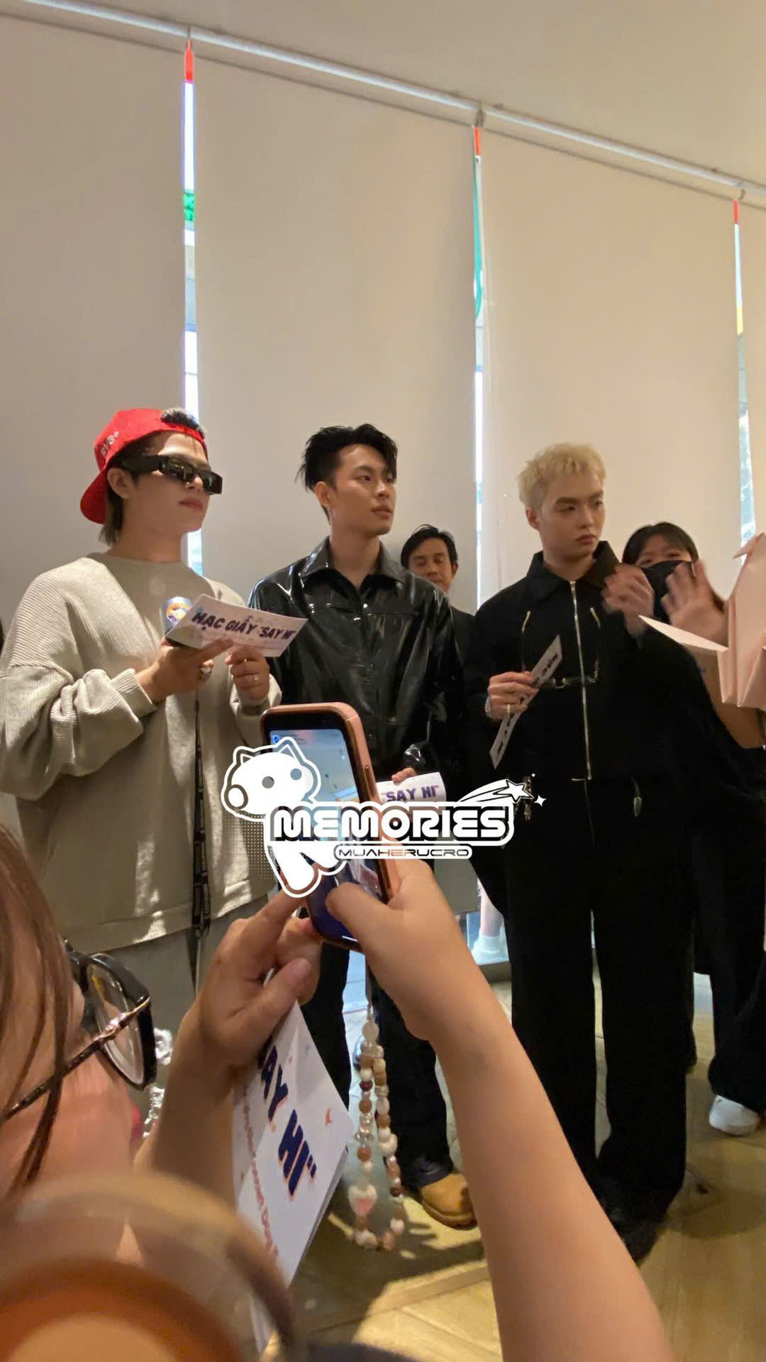 Sự xuất hiện của cả ba không chỉ mang đến sự phấn khích cho fan mà còn tiếp thêm tinh thần cho toàn bộ dự án. Nguồn: Memories Mùa Hè Rực Rỡ.