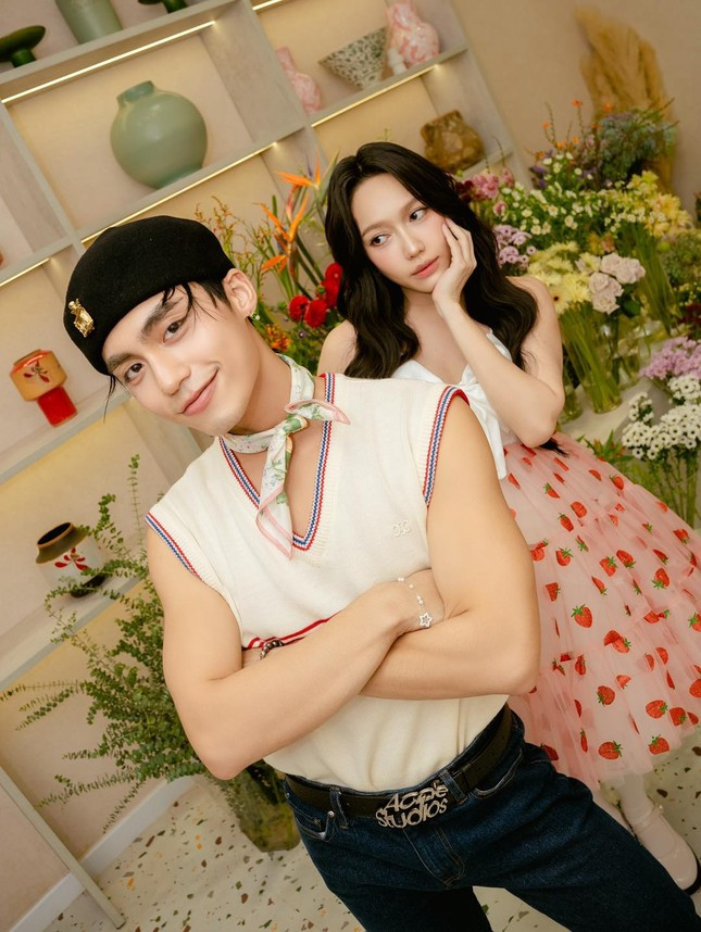 Từng là chị chị em em thân thiết nhưng MONO lại khiến Diệu Nhi "bất ngờ bật ngửa" khi thân thiết cùng chồng mình. Từng là chị chị em em thân thiết nhưng MONO lại khiến Diệu Nhi "bất ngờ bật ngửa" khi thân thiết cùng chồng mình.