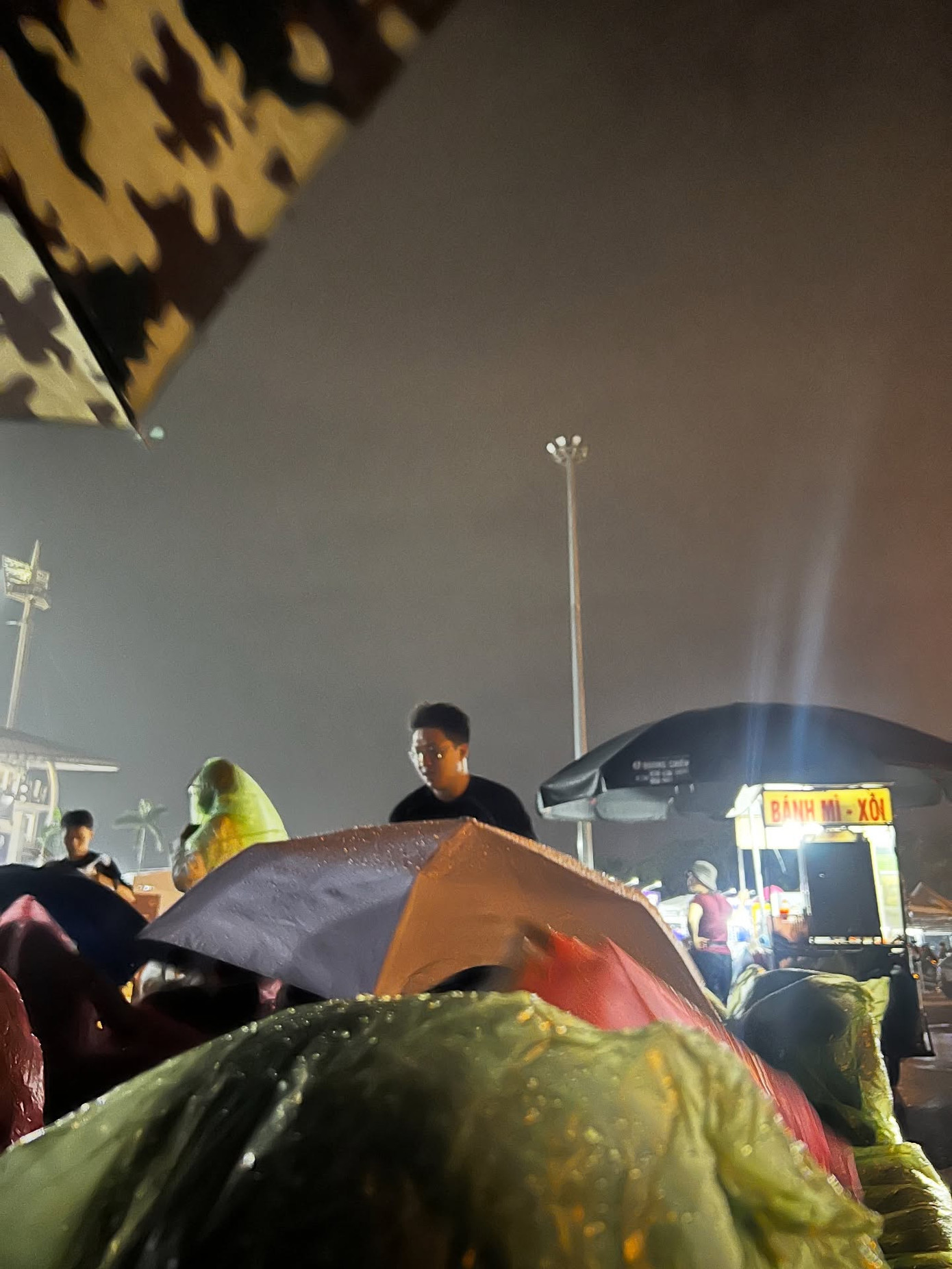 Dù mới hơn 4 giờ sáng, đội ngũ staff đã có mặt tại khu vực check-in để sẵn sàng hỗ trợ fan. Nguồn: maittt_ (Threads) Dù mới hơn 4 giờ sáng, đội ngũ staff đã có mặt tại khu vực check-in để sẵn sàng hỗ trợ fan. Nguồn: maittt_ (Threads)