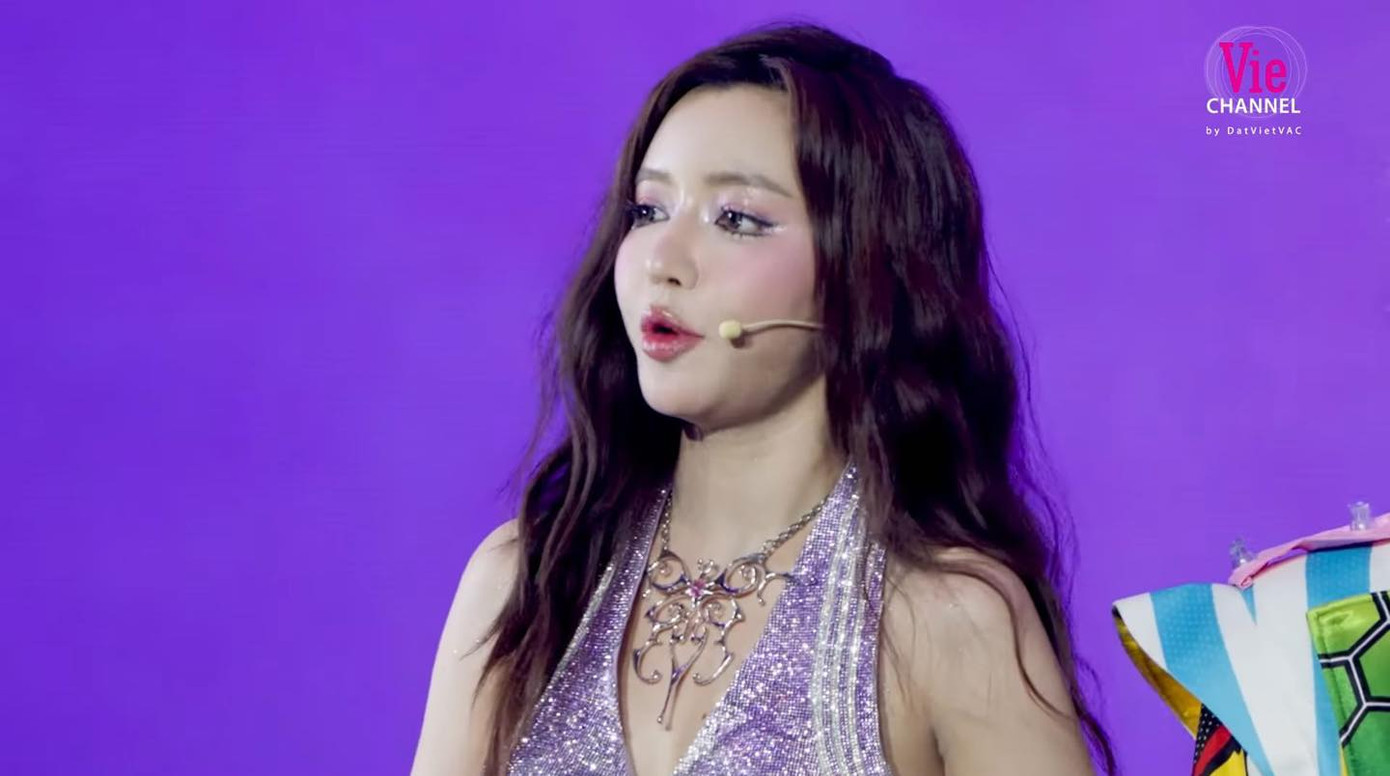 Một pha “chị chị em em” vừa đáng yêu vừa ngầm “cà khịa” đúng chất show thực tế. Một pha “chị chị em em” vừa đáng yêu vừa ngầm “cà khịa” đúng chất show thực tế.