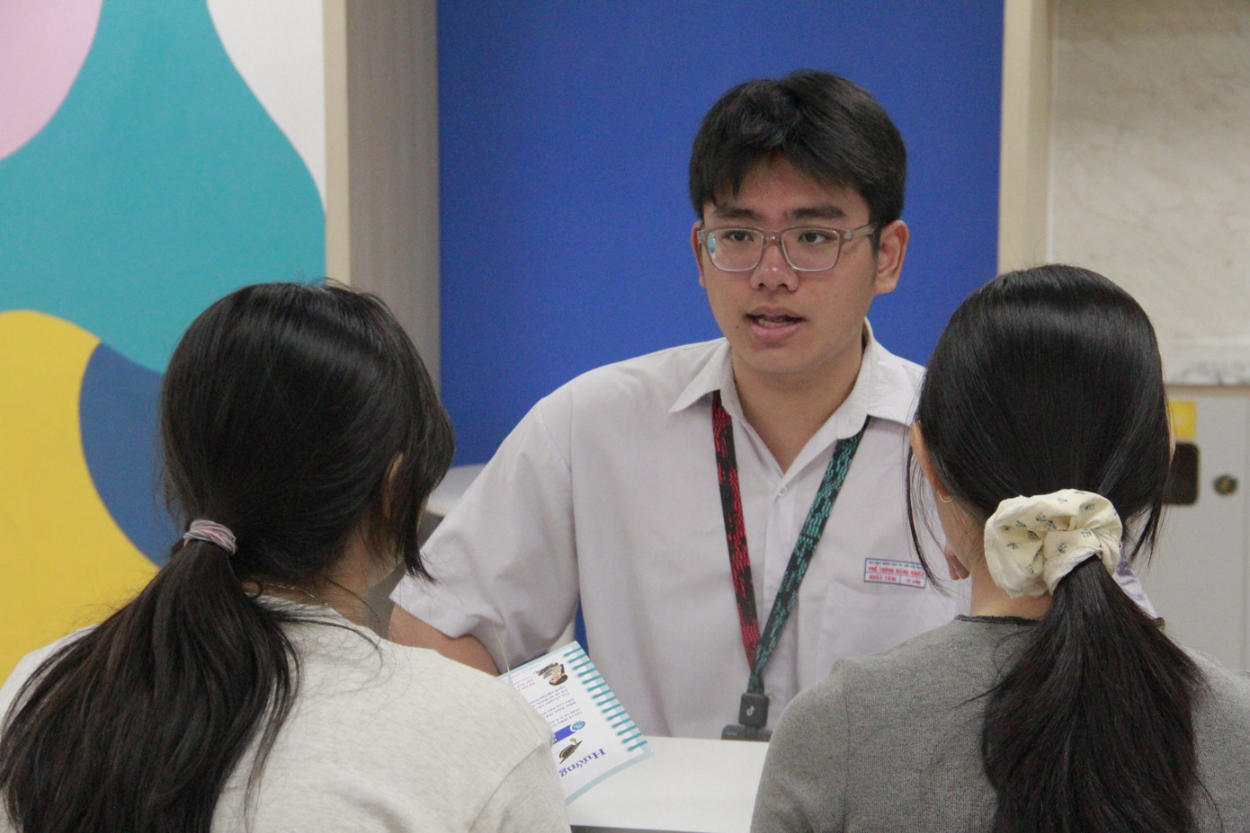 Teen 2K10 tích cực "xin vía" từ anh chị trường Phổ thông năng khiếu.