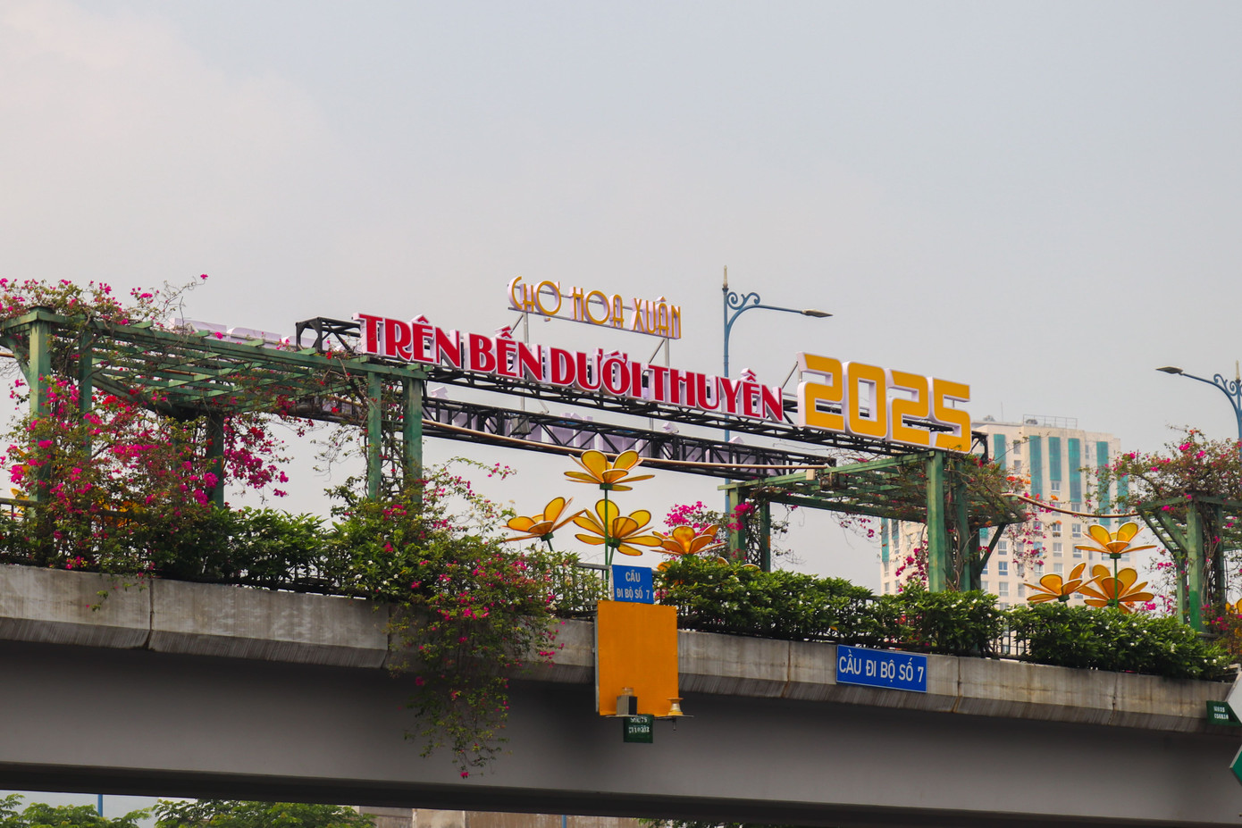 "Biển hiệu" của chợ hoa được gắn trên cầu đi bộ số 7.