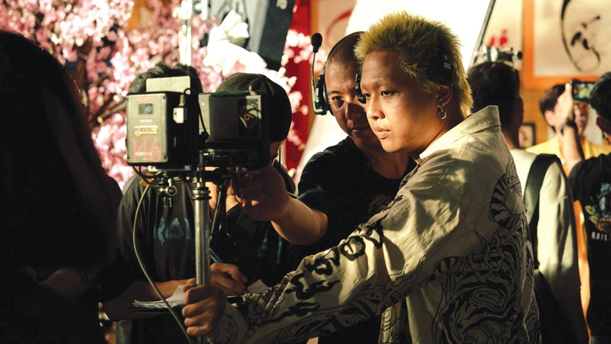 Đạo diễn Phương Vũ và đội ngũ Antiantiart là những người đứng đằng sau những thước phim "tuyệt đối điện ảnh" của MV theme song The Real Aura.