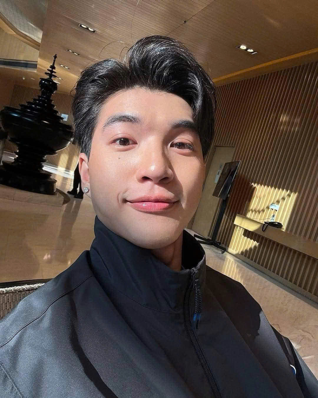 Đi du lịch nhưng anh chàng không selfie thì cũng chụp trước gương. Đi du lịch nhưng anh chàng không selfie thì cũng chụp trước gương.