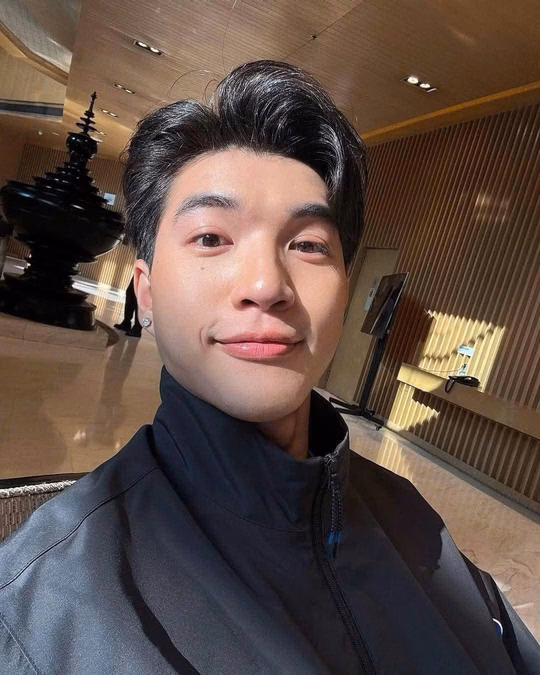 Đi du lịch nhưng anh chàng không selfie thì cũng chụp trước gương.