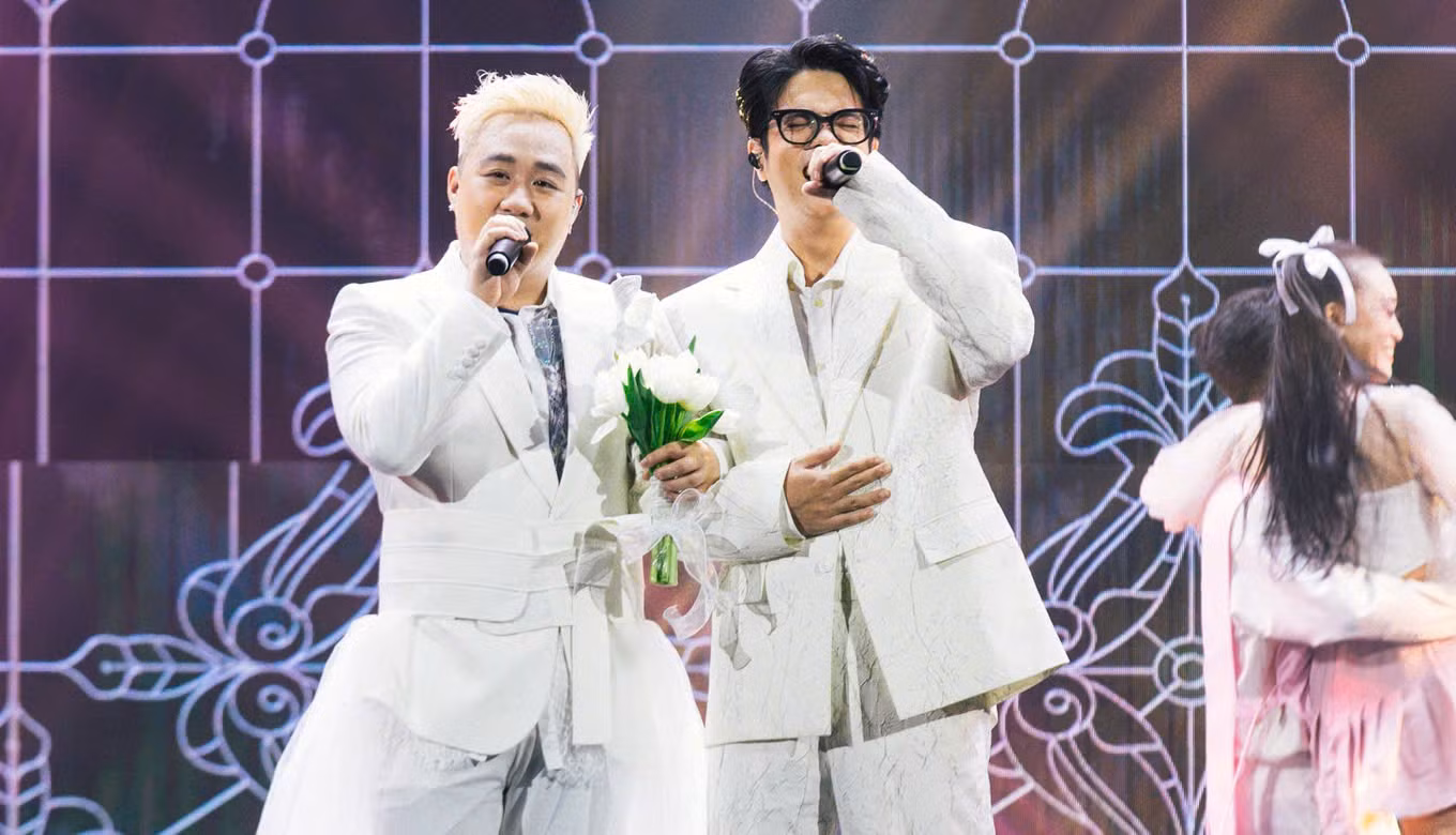 Trước đó, cả hai từng tái hiện "đám cưới giả" gây xôn xao tại Concert 1689.