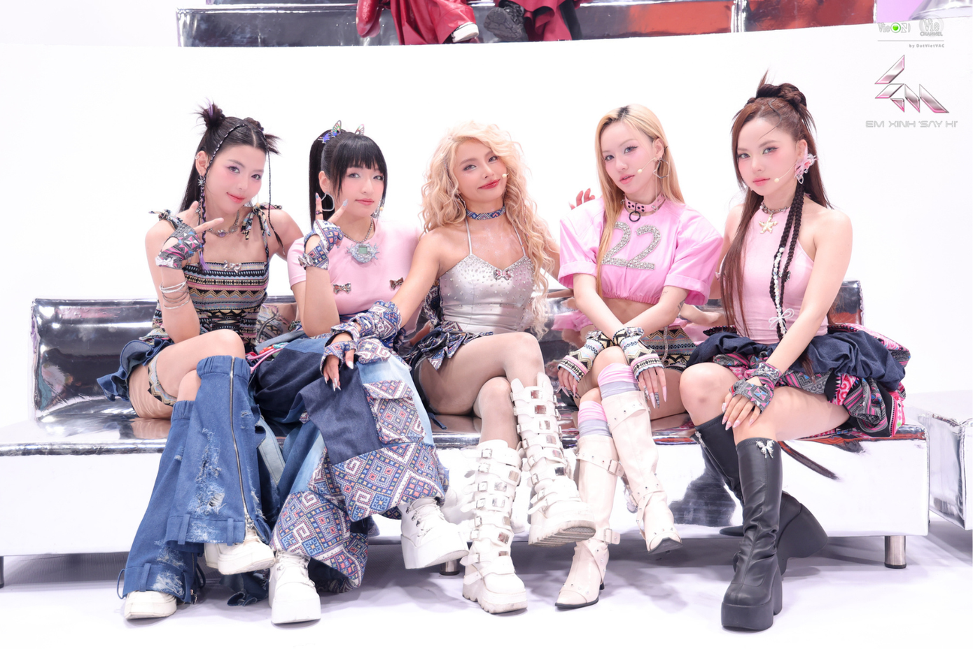 Nhóm Đôi Mắt (MAIQUINN, Muộii, Đào Tử A1J, Saabirose, Ngô Lan Hương) với đội hình “toàn nhạc sĩ”, mang đến “cuộc chiến” đặc sản Tây Bắc. Nhóm Đôi Mắt (MAIQUINN, Muộii, Đào Tử A1J, Saabirose, Ngô Lan Hương) với đội hình “toàn nhạc sĩ”, mang đến “cuộc chiến” đặc sản Tây Bắc.