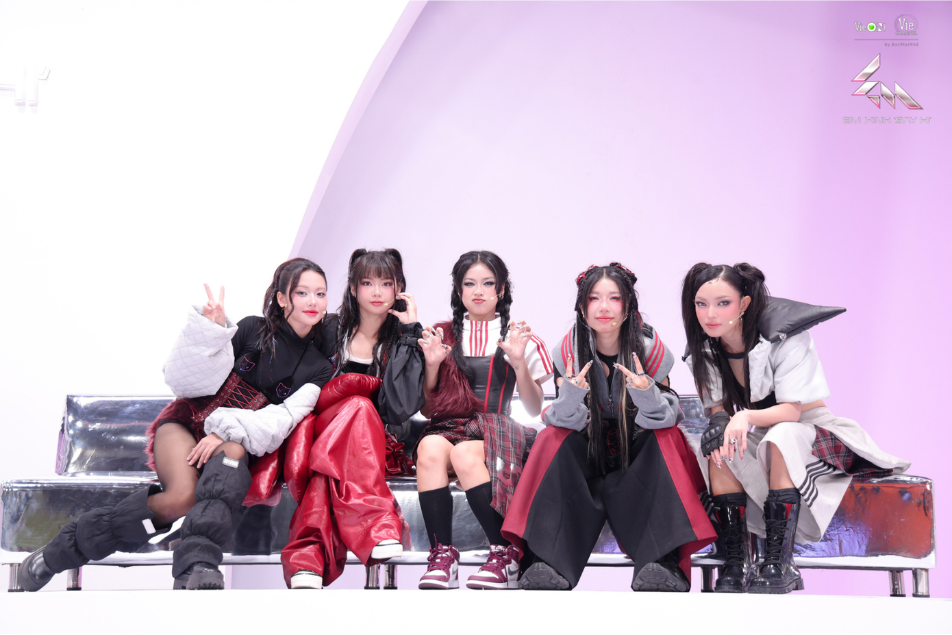 “Em xinh” Châu Bùi cùng các “tổ lái” 52Hz, Ánh Sáng AZA, LyHan, Yeolan hứa hẹn một tiết mục “siêu cháy”. “Em xinh” Châu Bùi cùng các “tổ lái” 52Hz, Ánh Sáng AZA, LyHan, Yeolan hứa hẹn một tiết mục “siêu cháy”.