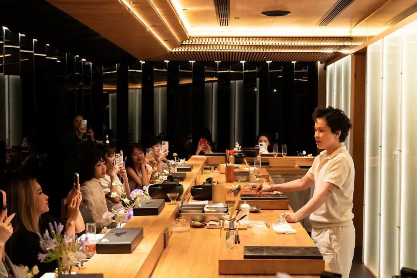 Sau chiến thắng đầu tiên tại Em Xinh “Say Hi”, Tiên Tiên và các thành viên của Liên quân 2 đã có buổi tiệc ăn mừng hoành tráng. Nguồn: tien.tien.