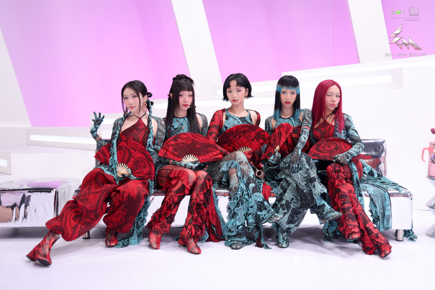 Đội trưởng Miu Lê hài hước chia sẻ nhóm dành “26 tiếng” mỗi ngày để luyện tập. Đội trưởng Miu Lê hài hước chia sẻ nhóm dành “26 tiếng” mỗi ngày để luyện tập.