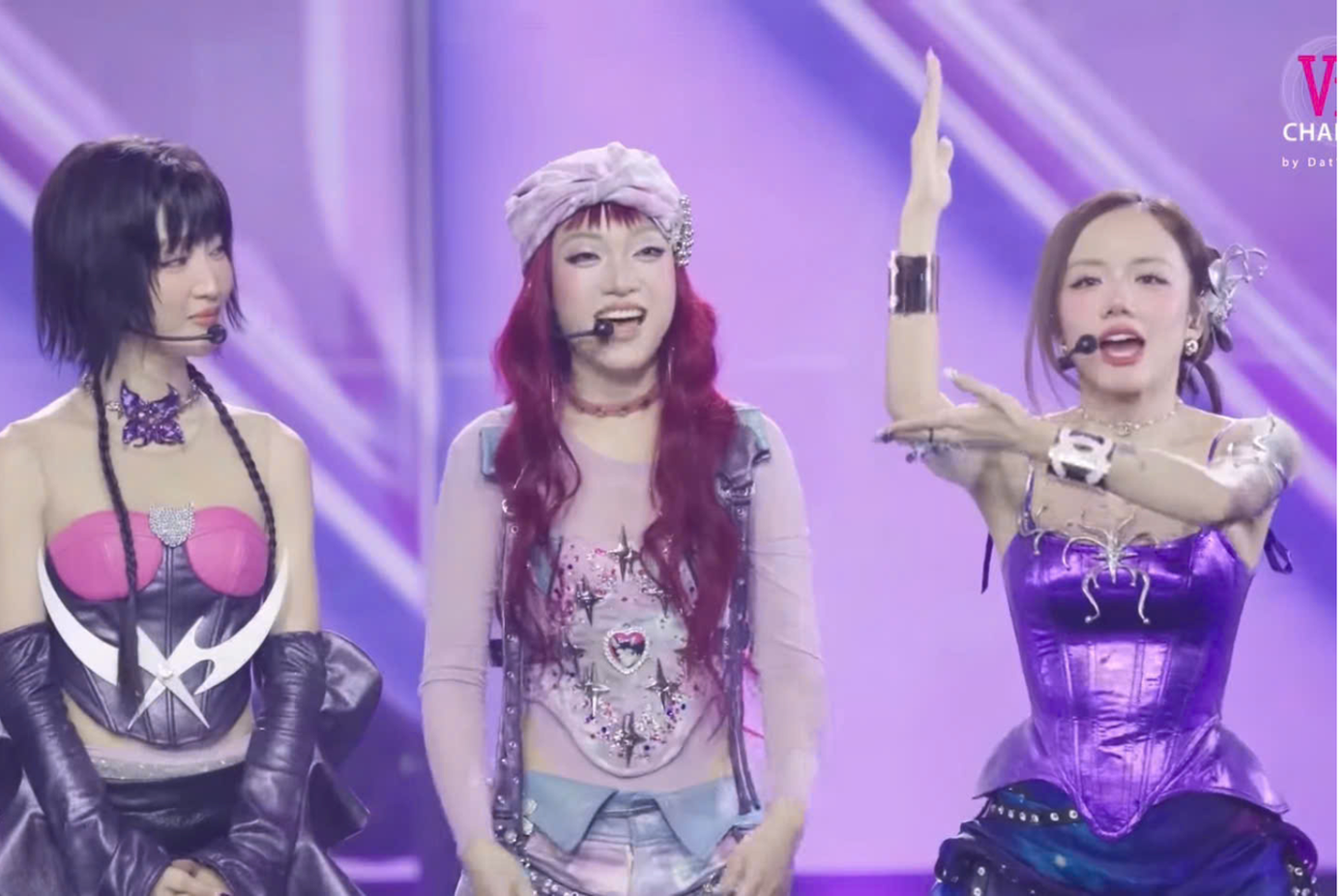 “Em xinh” Phương Ly khoe handsign chữ L đặc biệt: "Ai mà love Ly thì đều lovely". “Em xinh” Phương Ly khoe handsign chữ L đặc biệt: "Ai mà love Ly thì đều lovely".