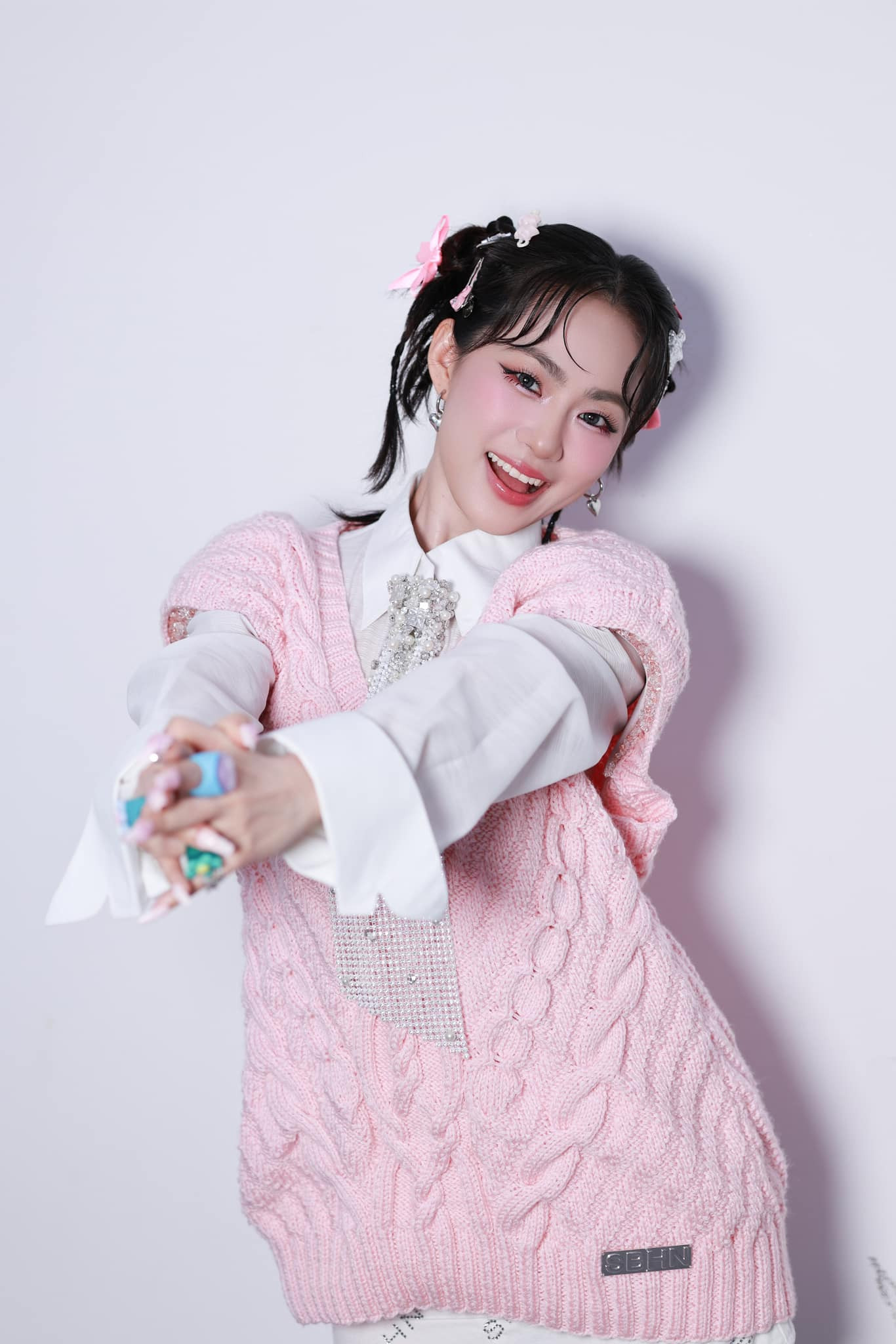 Lương Bích Hữu được khán giả khen ngợi về nhan sắc &quot;lão hóa ngược&quot;. Nữ ca sĩ chuộng kiểu makeup nhẹ nhàng, tươi tắn và phong cách thời trang trẻ trung, năng động.