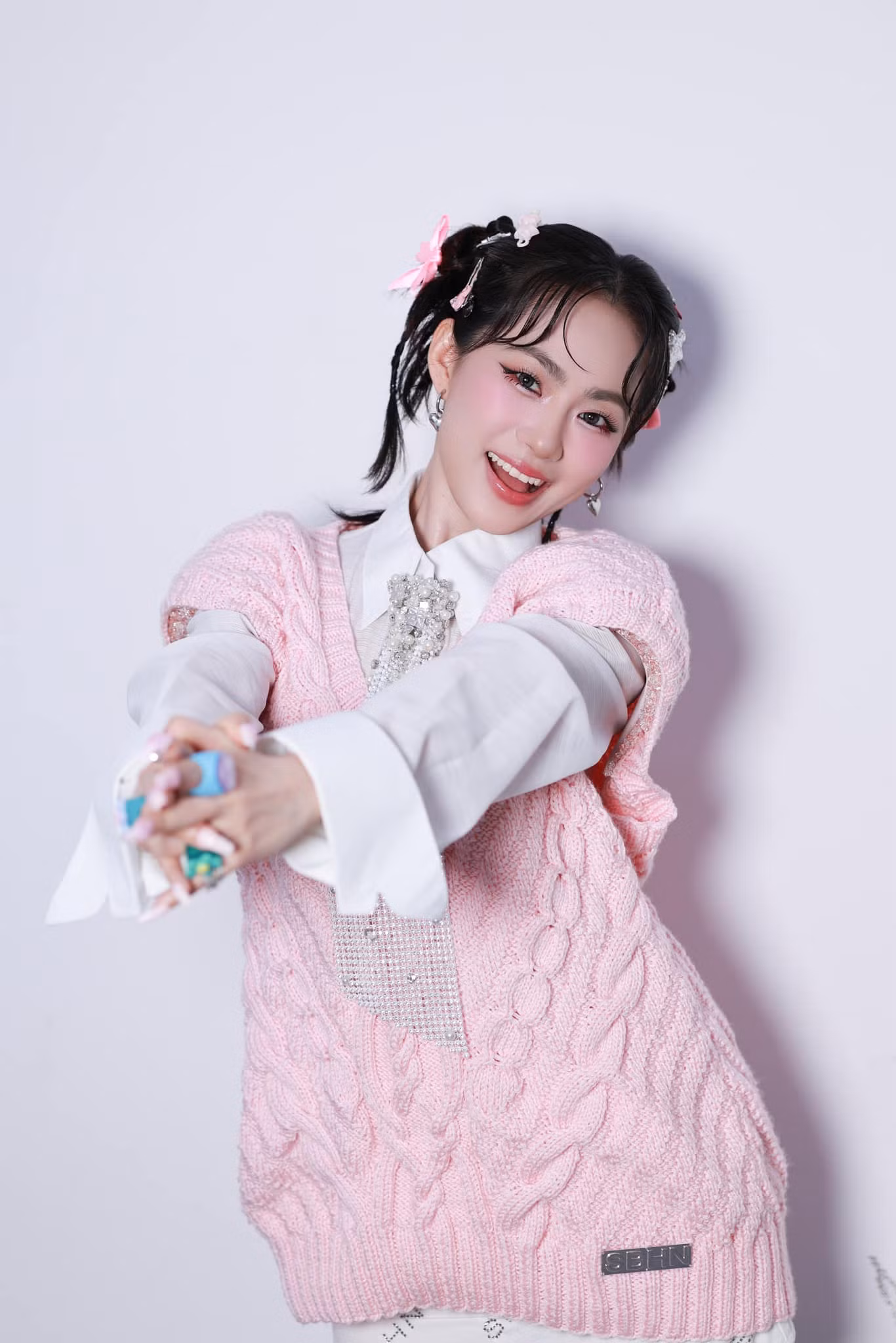 Lương Bích Hữu được khán giả khen ngợi về nhan sắc "lão hóa ngược". Nữ ca sĩ chuộng kiểu makeup nhẹ nhàng, tươi tắn và phong cách thời trang trẻ trung, năng động.