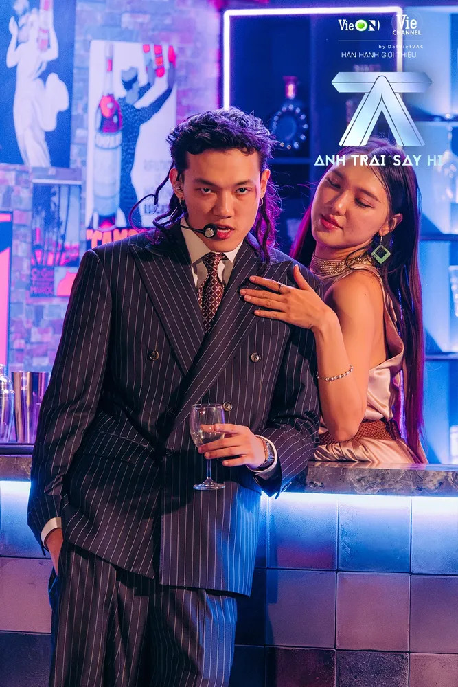 Đến với Anh Trai "Say Hi", anh chàng để lại dấu ấn qua các tiết mục Lâu Không Gặp, Thi Sĩ,... và không ngại thử sức với các vũ đạo hay thể loại rap love. Đến với Anh Trai "Say Hi", anh chàng để lại dấu ấn qua các tiết mục Lâu Không Gặp, Thi Sĩ,... và không ngại thử sức với các vũ đạo hay thể loại rap love.