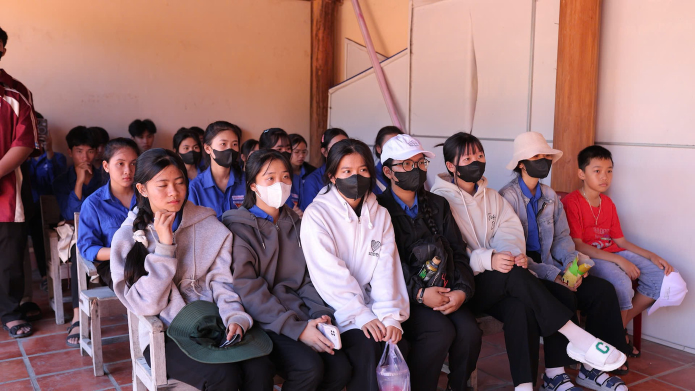 Ảnh: Đoàn trường THPT Lê Hồng Phong - Vạn Ninh Ảnh: Đoàn trường THPT Lê Hồng Phong - Vạn Ninh