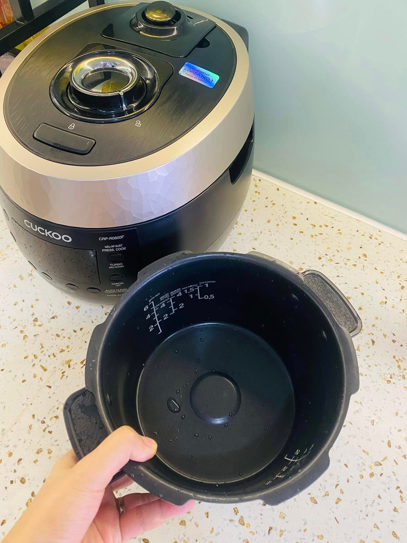 Bên cạnh dọn dẹp vệ sinh nhà trước khi lên xe về quê, hội yêu bếp còn chia sẻ mẹo để hành tỏi vào tủ lạnh để không bị mọc mầm. Ảnh: Nguyễn Quỳnh Mai Bên cạnh dọn dẹp vệ sinh nhà trước khi lên xe về quê, hội yêu bếp còn chia sẻ mẹo để hành tỏi vào tủ lạnh để không bị mọc mầm. Ảnh: Nguyễn Quỳnh Mai