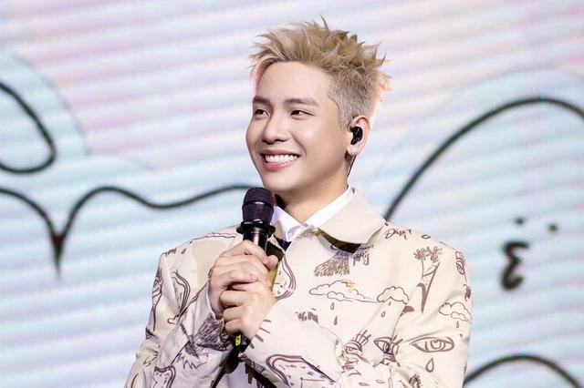 Nam ca sĩ ghi điểm bởi sự chân thành, luôn quan tâm tới người hâm mộ.