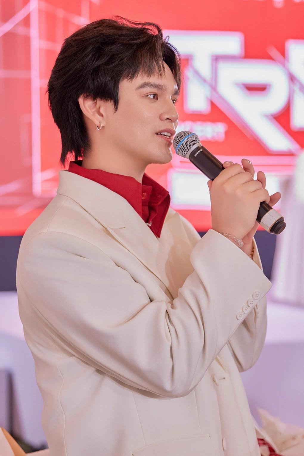 Sức khỏe nam ca sĩ đã may mắn hồi phục sau đó. Sức khỏe nam ca sĩ đã may mắn hồi phục sau đó.