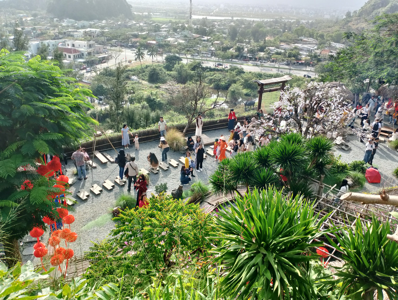 Những ngày cuối tuần, chùa đón lượng lớn khách tham quan đến tham quan, chụp ảnh. Ảnh: Hữu Tùng Những ngày cuối tuần, chùa đón lượng lớn khách tham quan đến tham quan, chụp ảnh. Ảnh: Hữu Tùng