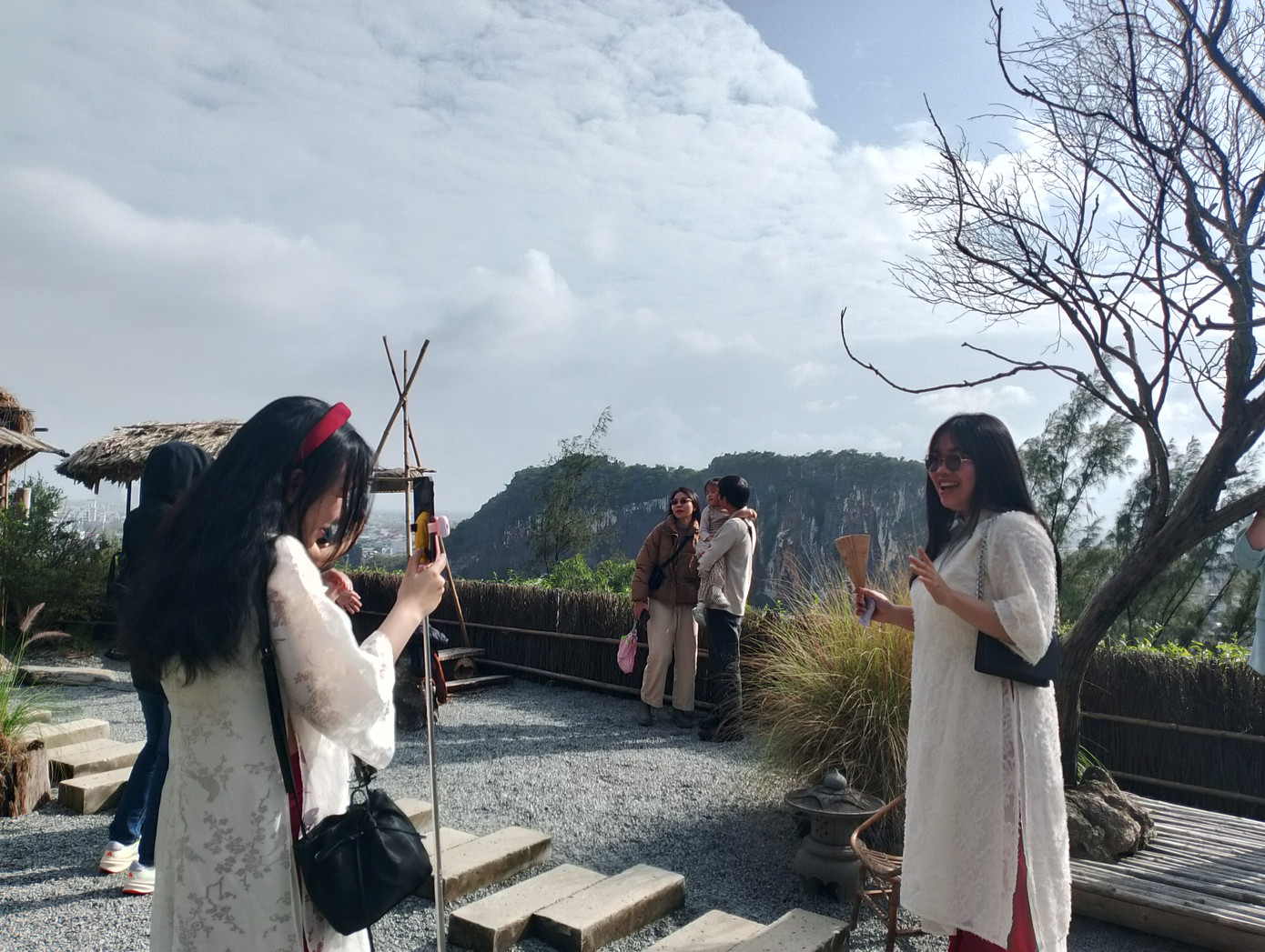 Cả hai nhanh chóng chọn cho mình những góc chụp ưng ý. Ảnh: Hữu Tùng Cả hai nhanh chóng chọn cho mình những góc chụp ưng ý. Ảnh: Hữu Tùng