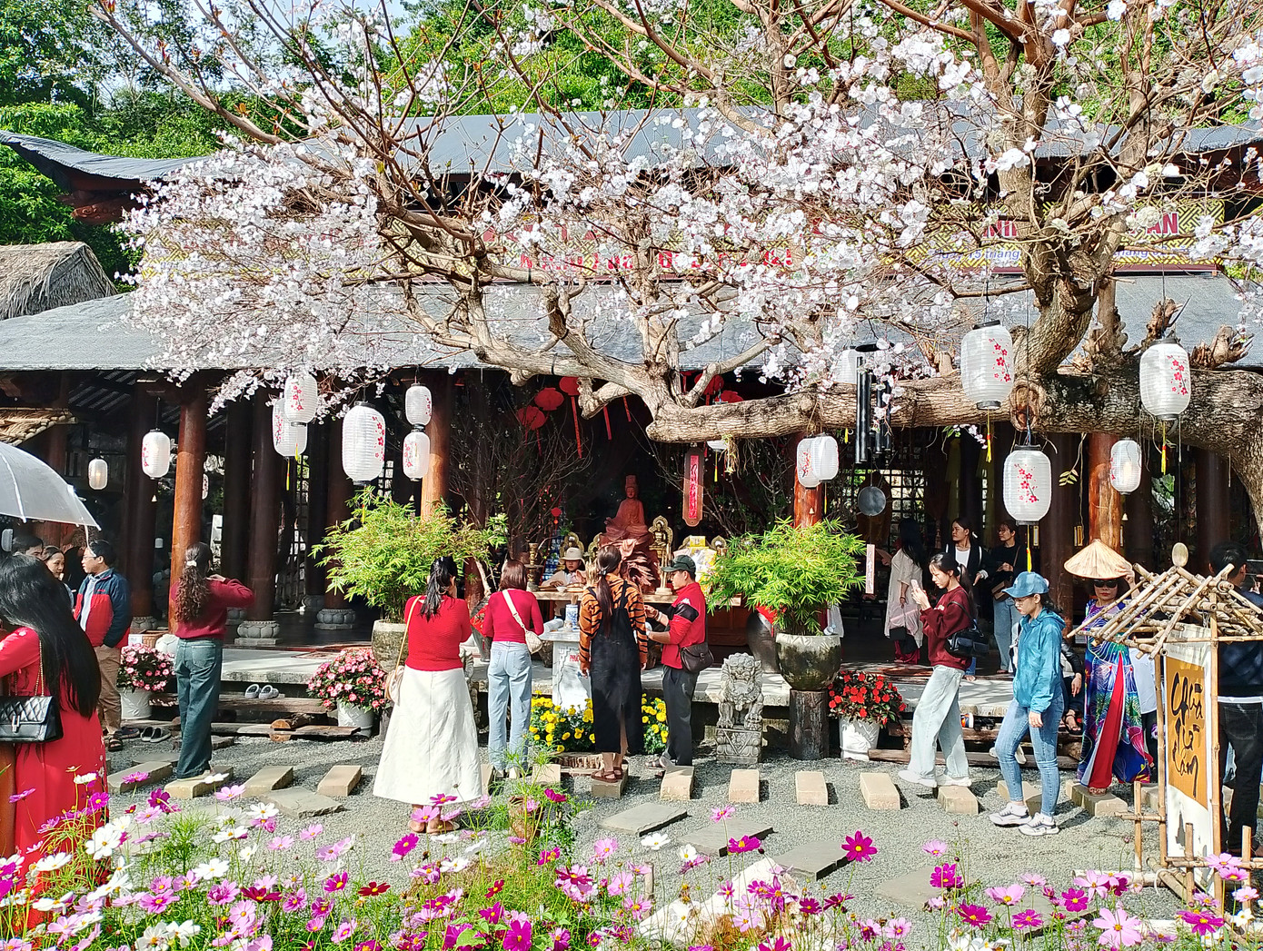 Những ngày cuối tuần, chùa đón lượng lớn khách tham quan đến tham quan, chụp ảnh. Ảnh: Hữu Tùng Những ngày cuối tuần, chùa đón lượng lớn khách tham quan đến tham quan, chụp ảnh. Ảnh: Hữu Tùng